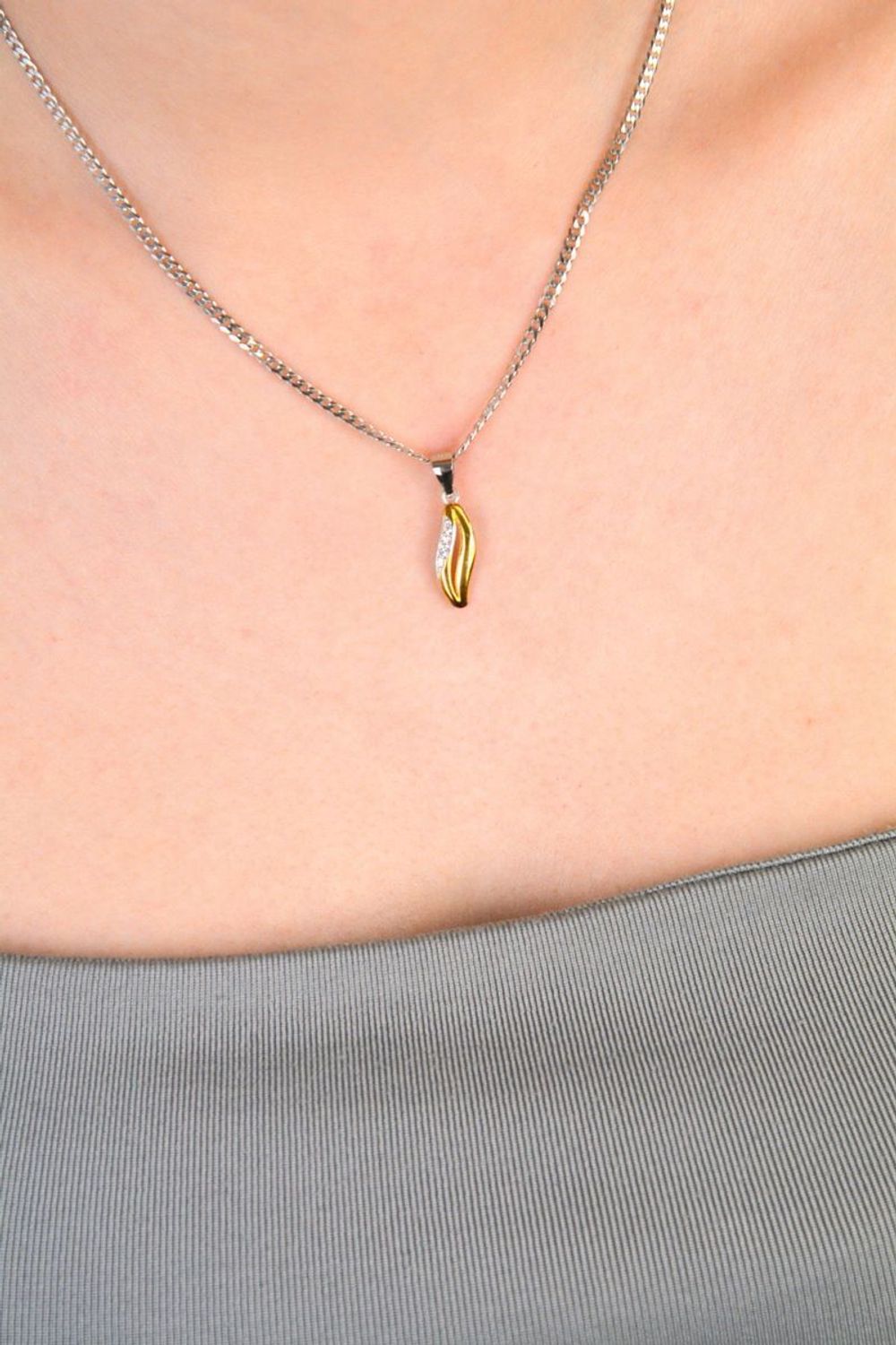 Zawieszka srebrna pozłacana z cyrkonią próba 925, DIA-ZAW-4674-925 Nowoczesna elegancja w złotym wydaniu – ta srebrna zawieszka pozłacana i ozdobiona błyszczącą cyrkonią.jpg