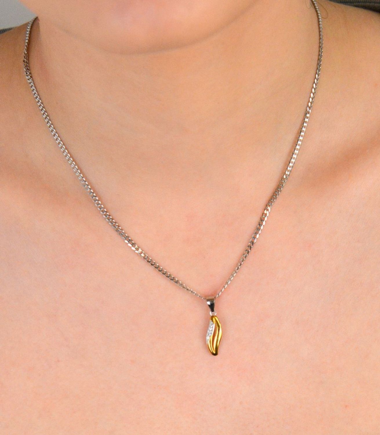 Zawieszka srebrna pozłacana z cyrkonią próba 925, DIA-ZAW-4674-925 Nowoczesna elegancja w złotym wydaniu – ta srebrna zawieszka pozłacana i ozdobiona błyszczącą cyrkonią.jpg