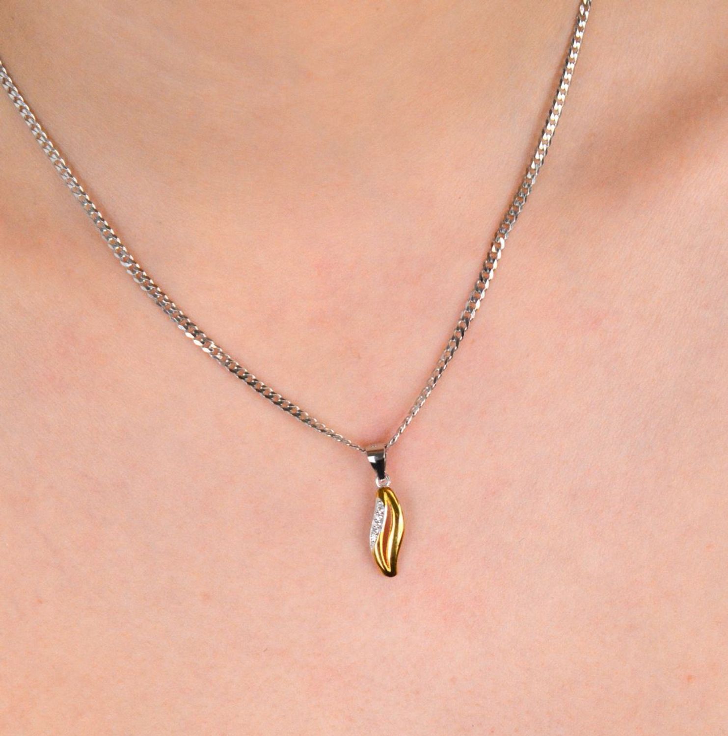 Zawieszka srebrna pozłacana z cyrkonią próba 925, DIA-ZAW-4674-925 Nowoczesna elegancja w złotym wydaniu – ta srebrna zawieszka pozłacana i ozdobiona błyszczącą cyrkonią.jpg