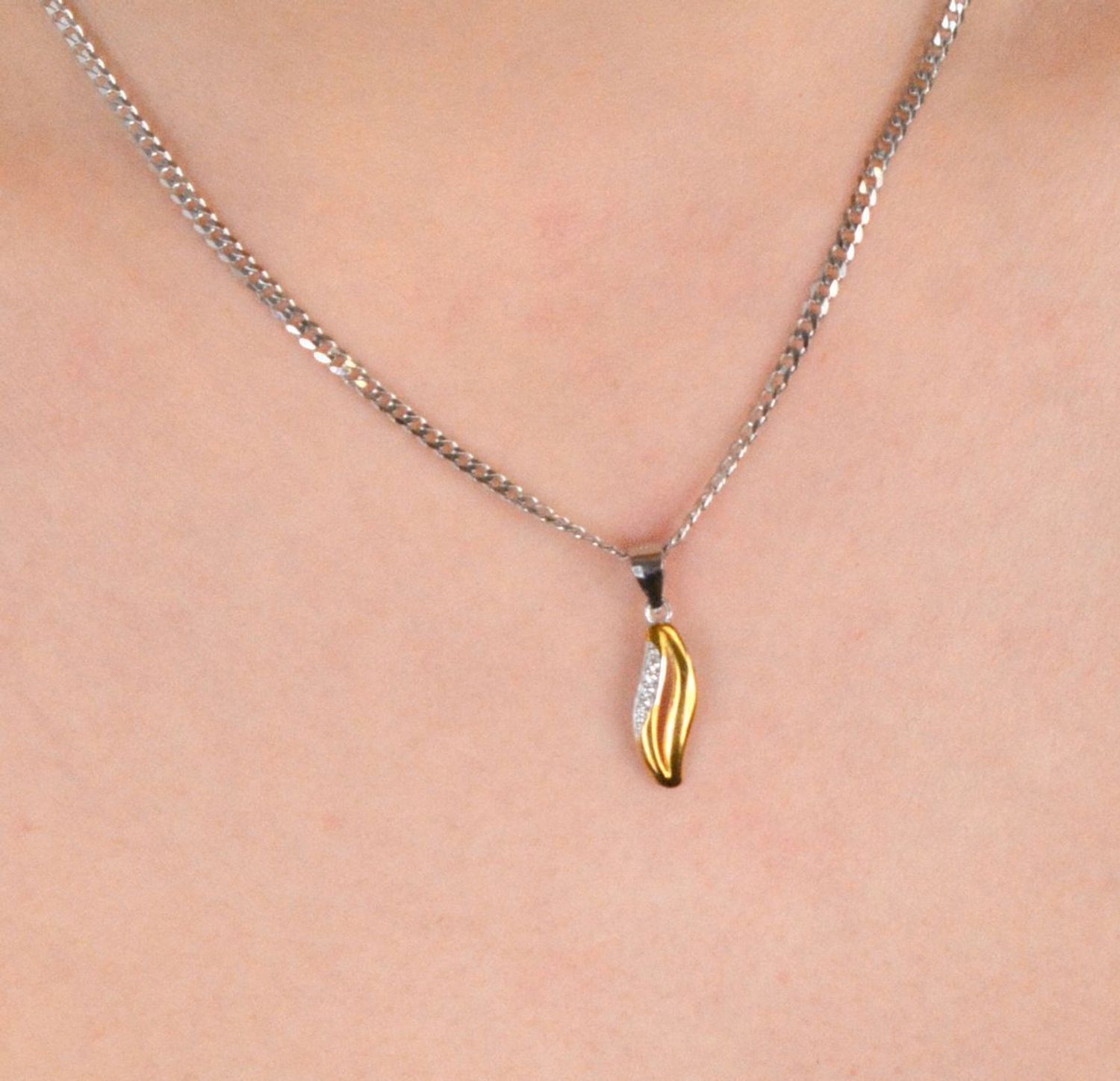 Zawieszka srebrna pozłacana z cyrkonią próba 925, DIA-ZAW-4674-925 Nowoczesna elegancja w złotym wydaniu – ta srebrna zawieszka pozłacana i ozdobiona błyszczącą cyrkonią.jpg