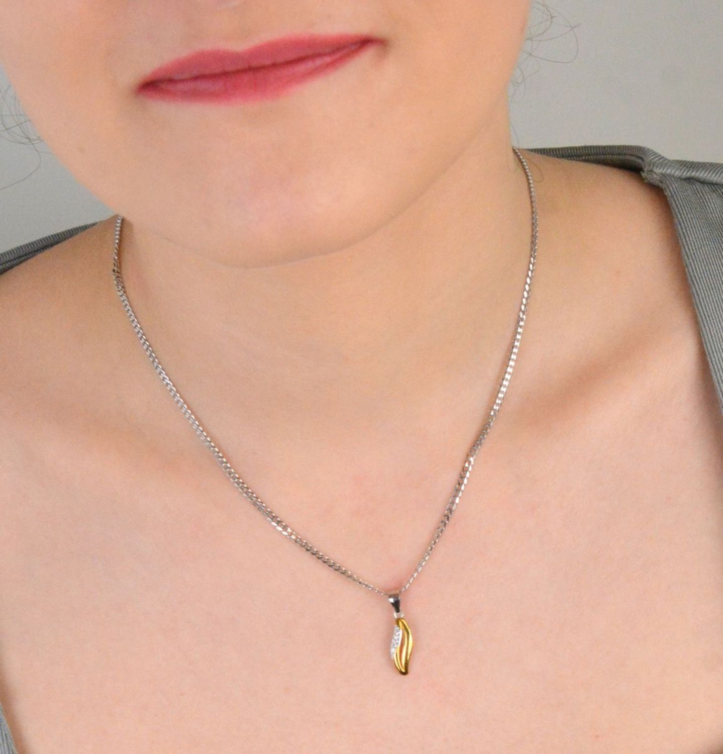 Zawieszka srebrna pozłacana z cyrkonią próba 925, DIA-ZAW-4674-925 Nowoczesna elegancja w złotym wydaniu – ta srebrna zawieszka pozłacana i ozdobiona błyszczącą cyrkonią.jpg