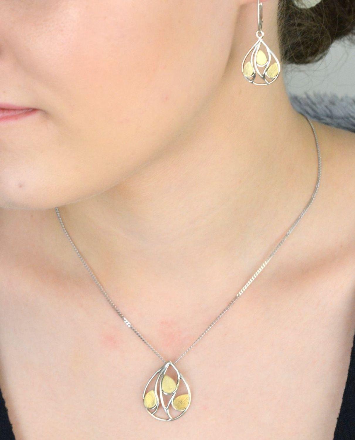 Ażurowa zawieszka w kształcie łezki ze srebra próby 925 z trzema pozłacanymi łezkami wewnątrz. Waga 3,10 g, wymiary 2,5 x 2,1 cm. Subtelna elegancja i wyjątkowy design.1.jpg