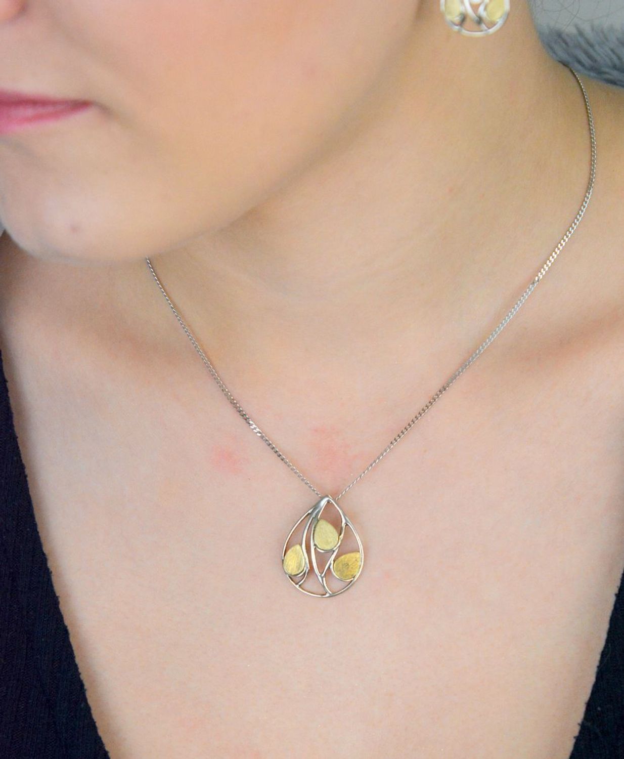 Ażurowa zawieszka w kształcie łezki ze srebra próby 925 z trzema pozłacanymi łezkami wewnątrz. Waga 3,10 g, wymiary 2,5 x 2,1 cm. Subtelna elegancja i wyjątkowy design.1.jpg