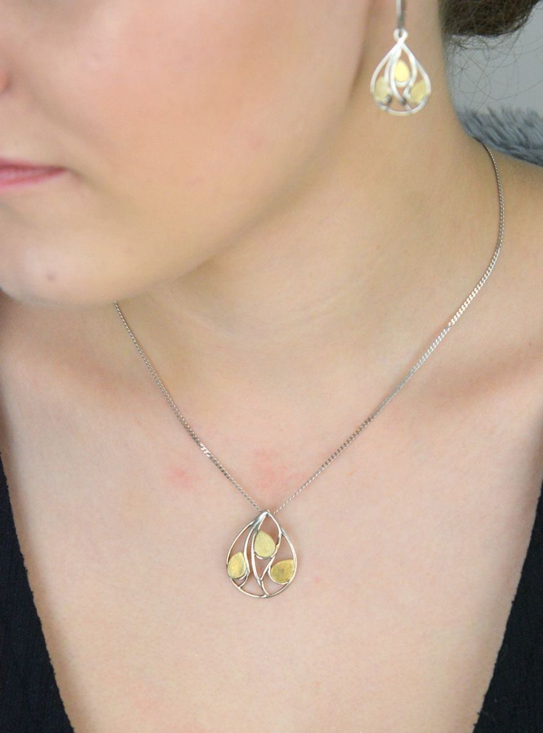 Ażurowa zawieszka w kształcie łezki ze srebra próby 925 z trzema pozłacanymi łezkami wewnątrz. Waga 3,10 g, wymiary 2,5 x 2,1 cm. Subtelna elegancja i wyjątkowy design.1.jpg