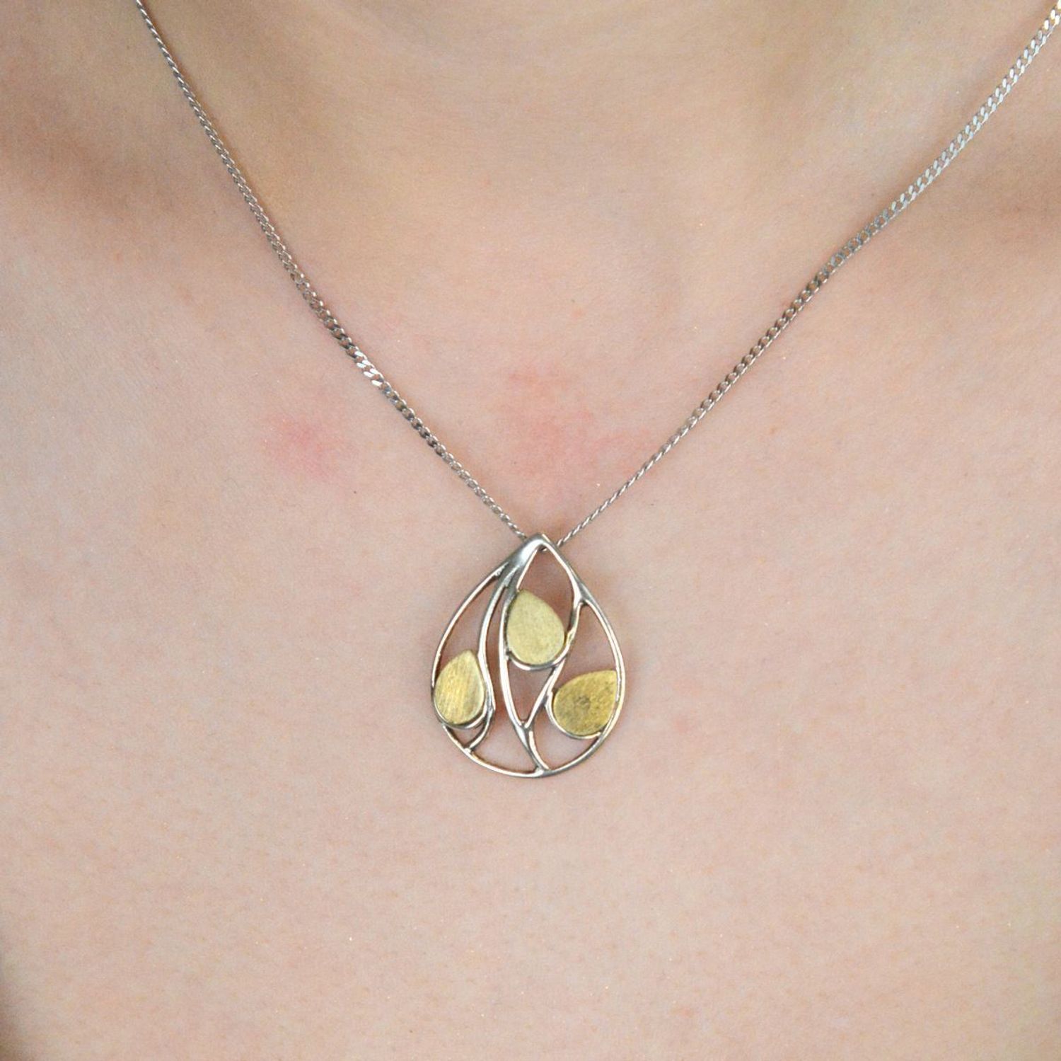 Ażurowa zawieszka w kształcie łezki ze srebra próby 925 z trzema pozłacanymi łezkami wewnątrz. Waga 3,10 g, wymiary 2,5 x 2,1 cm. Subtelna elegancja i wyjątkowy design.1.jpg