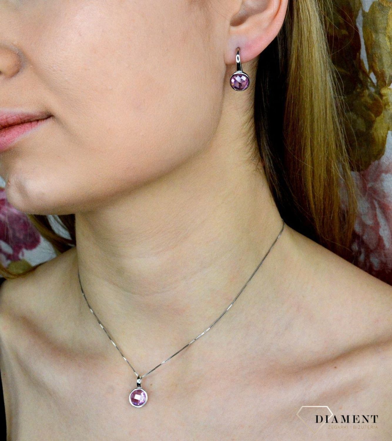 Zawieszka srebrna damska  Różowe szkiełko  DIA-ZAW-4686-925 Srebrna zawieszka z różową cyrkonią, została wykonana z najwyższej jakości srebra próby 925. Idealny pomysł na prezent..jpg