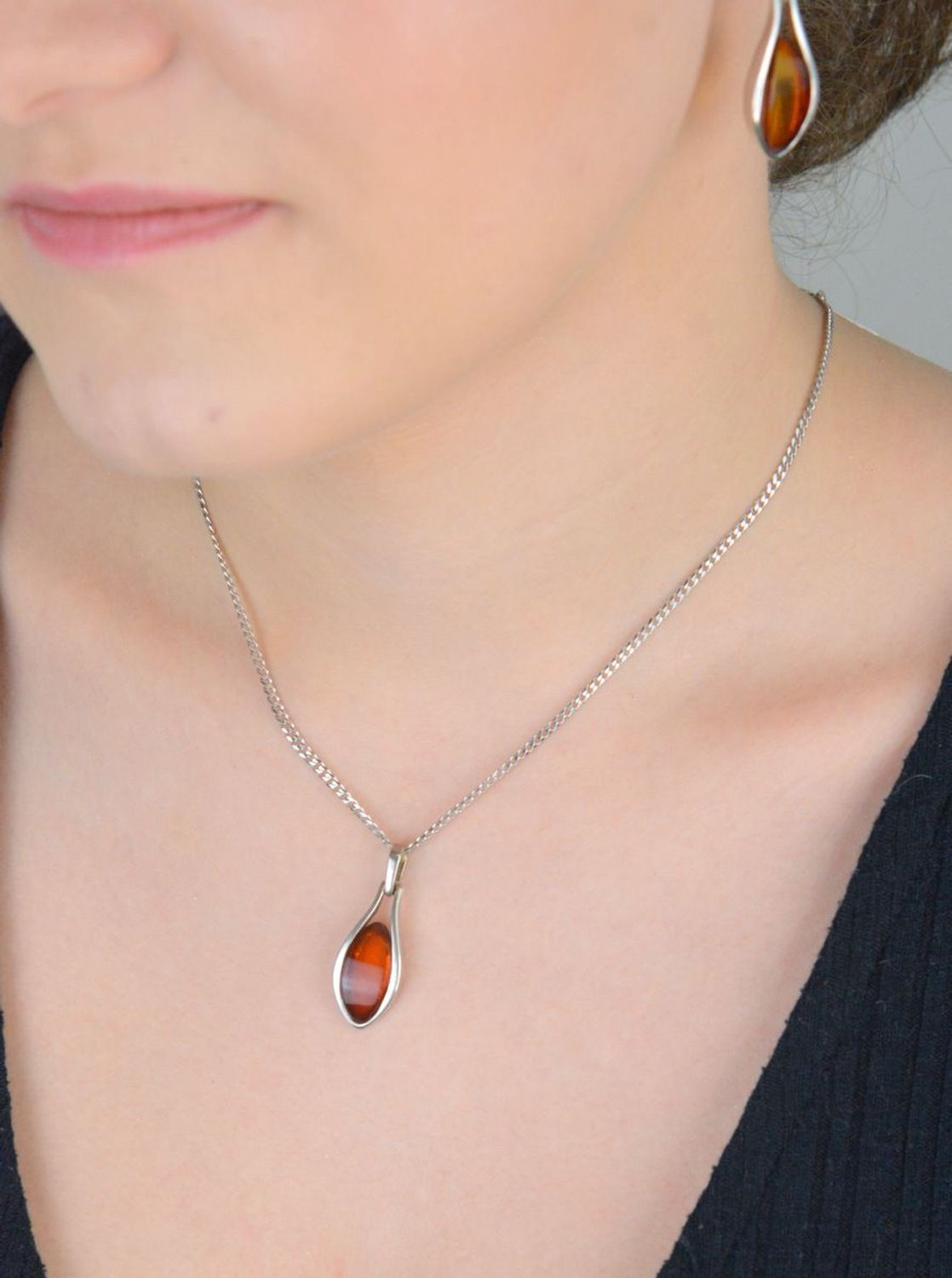 Elegancka srebrna zawieszka damska z bursztynem bałtyckim w kształcie łezki. Próba 925, waga 3,50 g, wymiary 3,2 x 1,2 cm. Model DIA-ZAW-4697-925.1.jpg