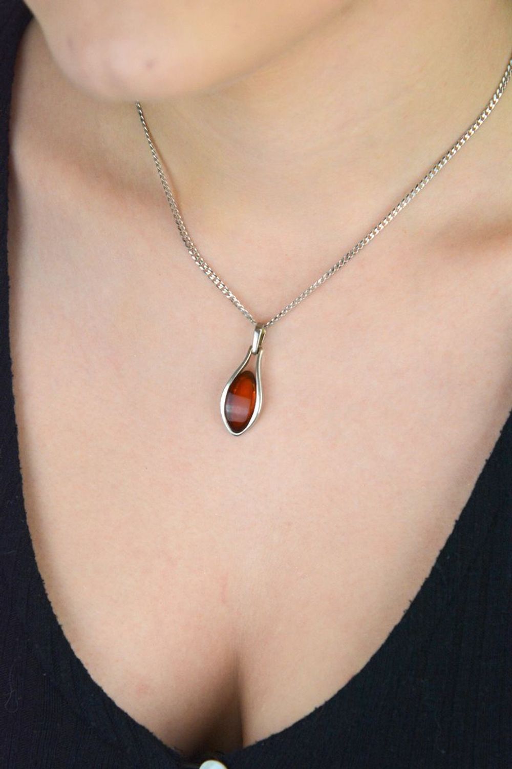 Elegancka srebrna zawieszka damska z bursztynem bałtyckim w kształcie łezki. Próba 925, waga 3,50 g, wymiary 3,2 x 1,2 cm. Model DIA-ZAW-4697-925.1.jpg