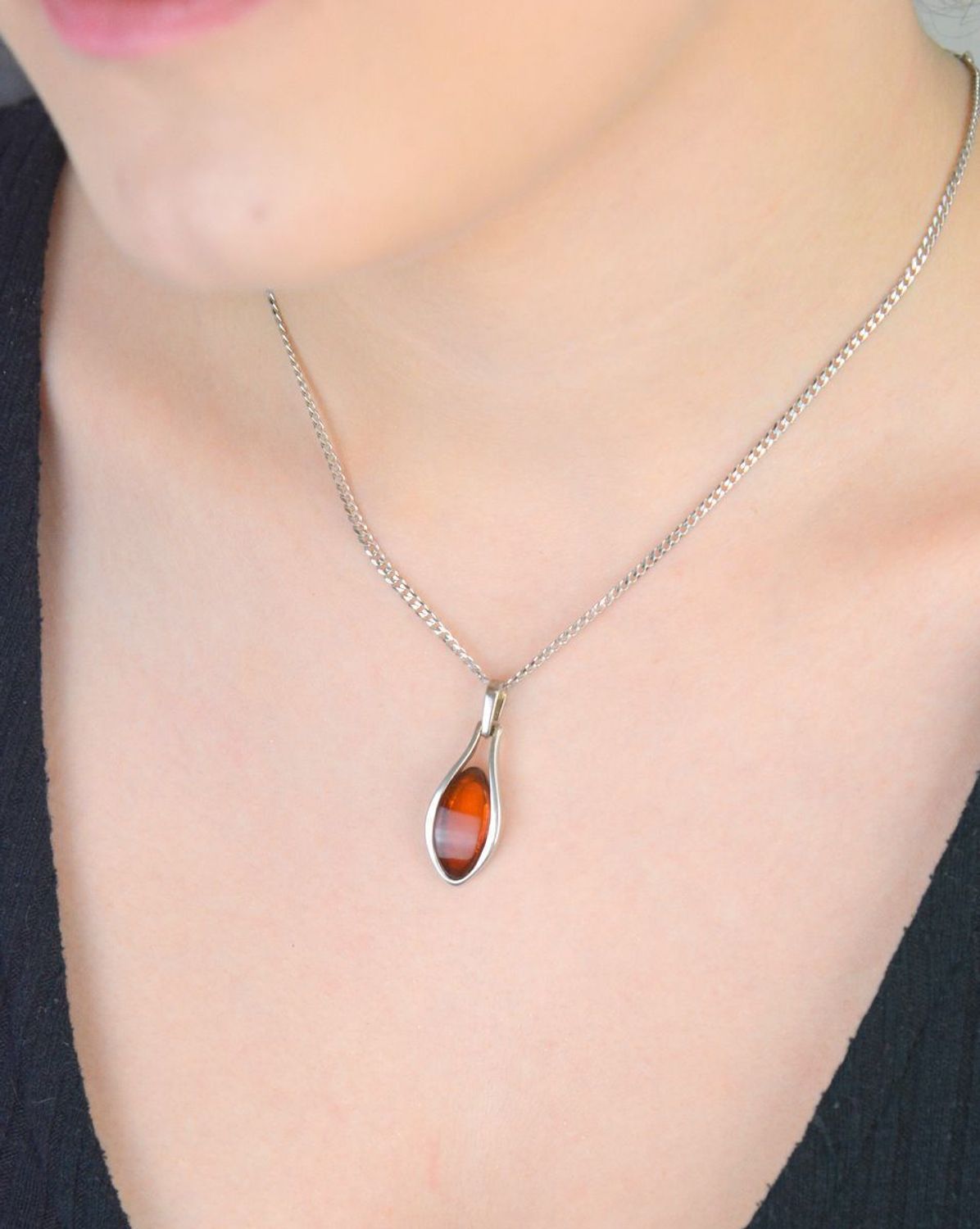 Elegancka srebrna zawieszka damska z bursztynem bałtyckim w kształcie łezki. Próba 925, waga 3,50 g, wymiary 3,2 x 1,2 cm. Model DIA-ZAW-4697-925.1.jpg