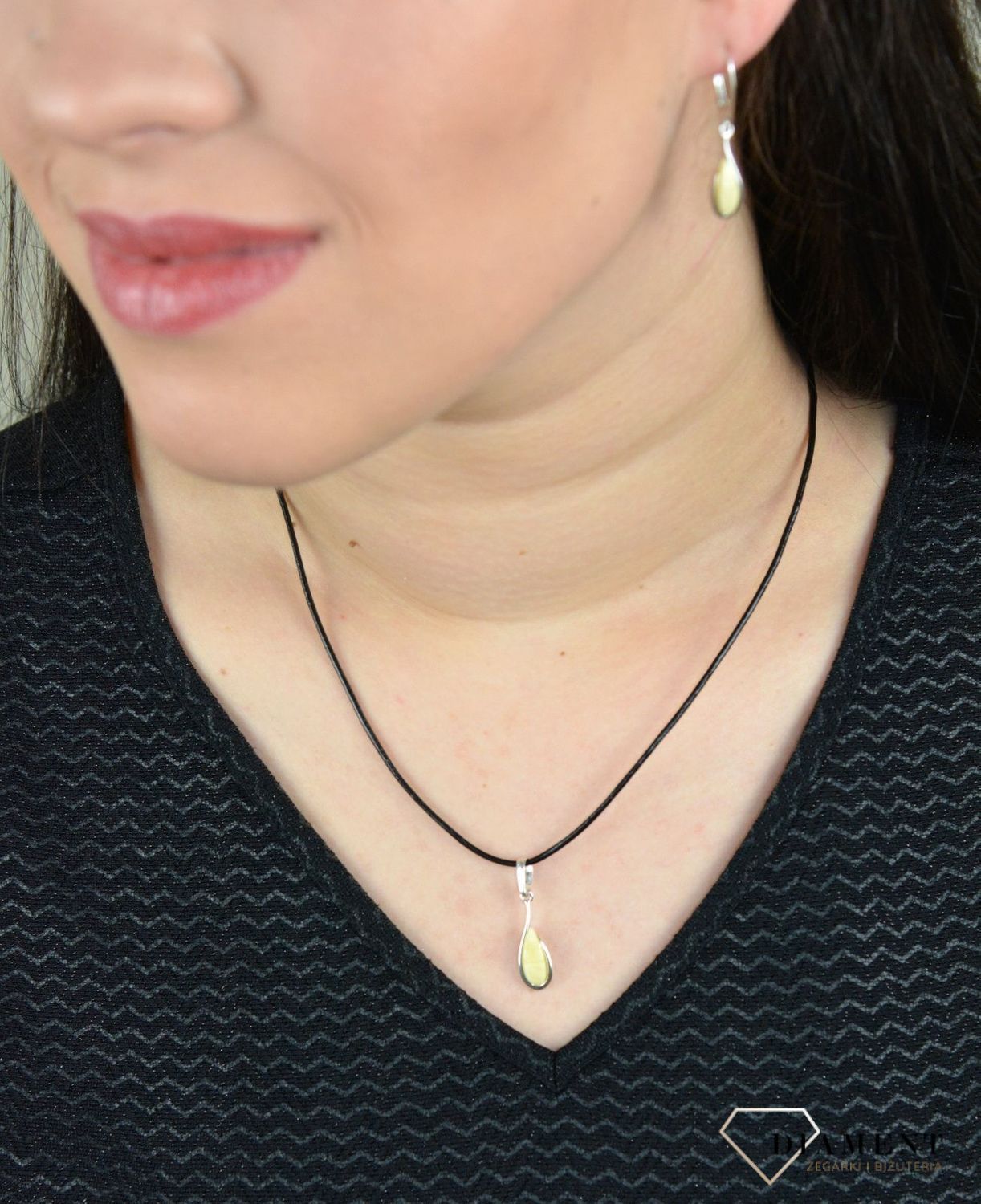 Srebrna zawieszka bursztyn bałtycki o delikatnym miodowym odcieniu DIA-ZAW-4703-925.jpg