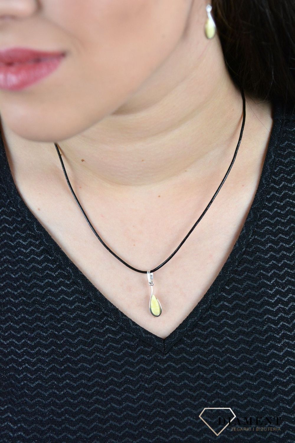 Srebrna zawieszka bursztyn bałtycki o delikatnym miodowym odcieniu DIA-ZAW-4703-925.jpg