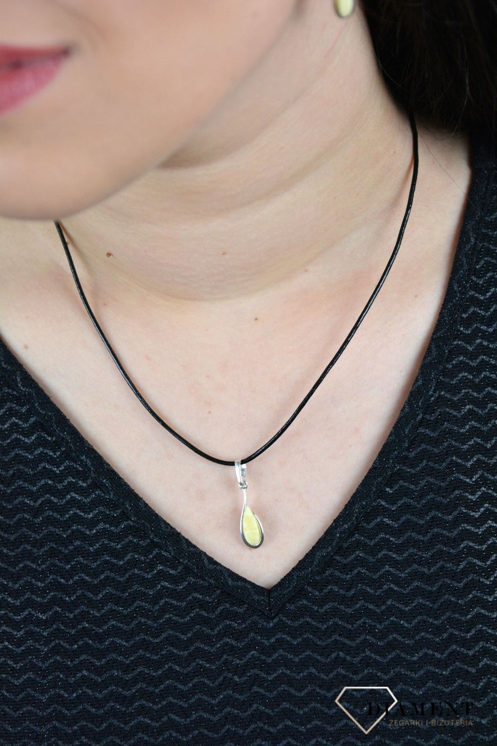 Srebrna zawieszka bursztyn bałtycki o delikatnym miodowym odcieniu DIA-ZAW-4703-925.jpg