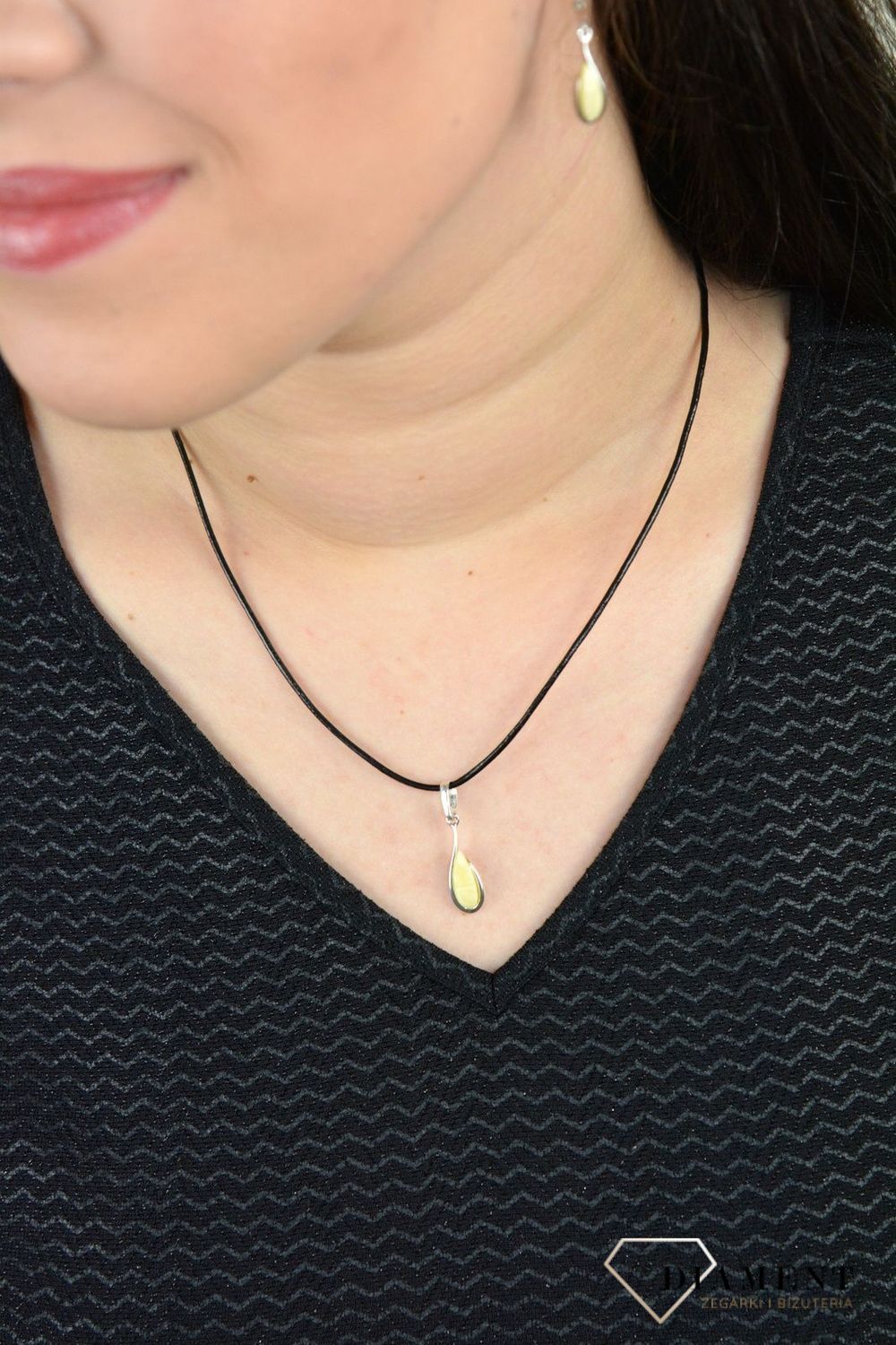 Srebrna zawieszka bursztyn bałtycki o delikatnym miodowym odcieniu DIA-ZAW-4703-925.jpg