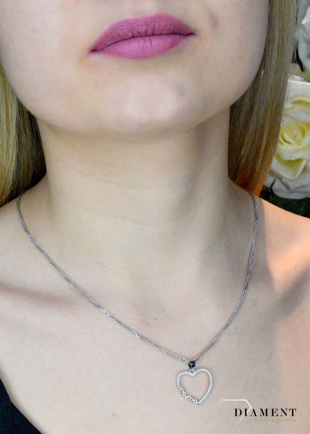 Zawieszka srebrna serduszko dla mamy DIA-ZAW-50192-925. Zawieszka w kształcie serduszka z cyrkoniami wykonana z najwyższej próby srebra. Srebrna zawieszka w kształcie serca z napisem 'mama' wykonana została w próby 925, a jej.jpg