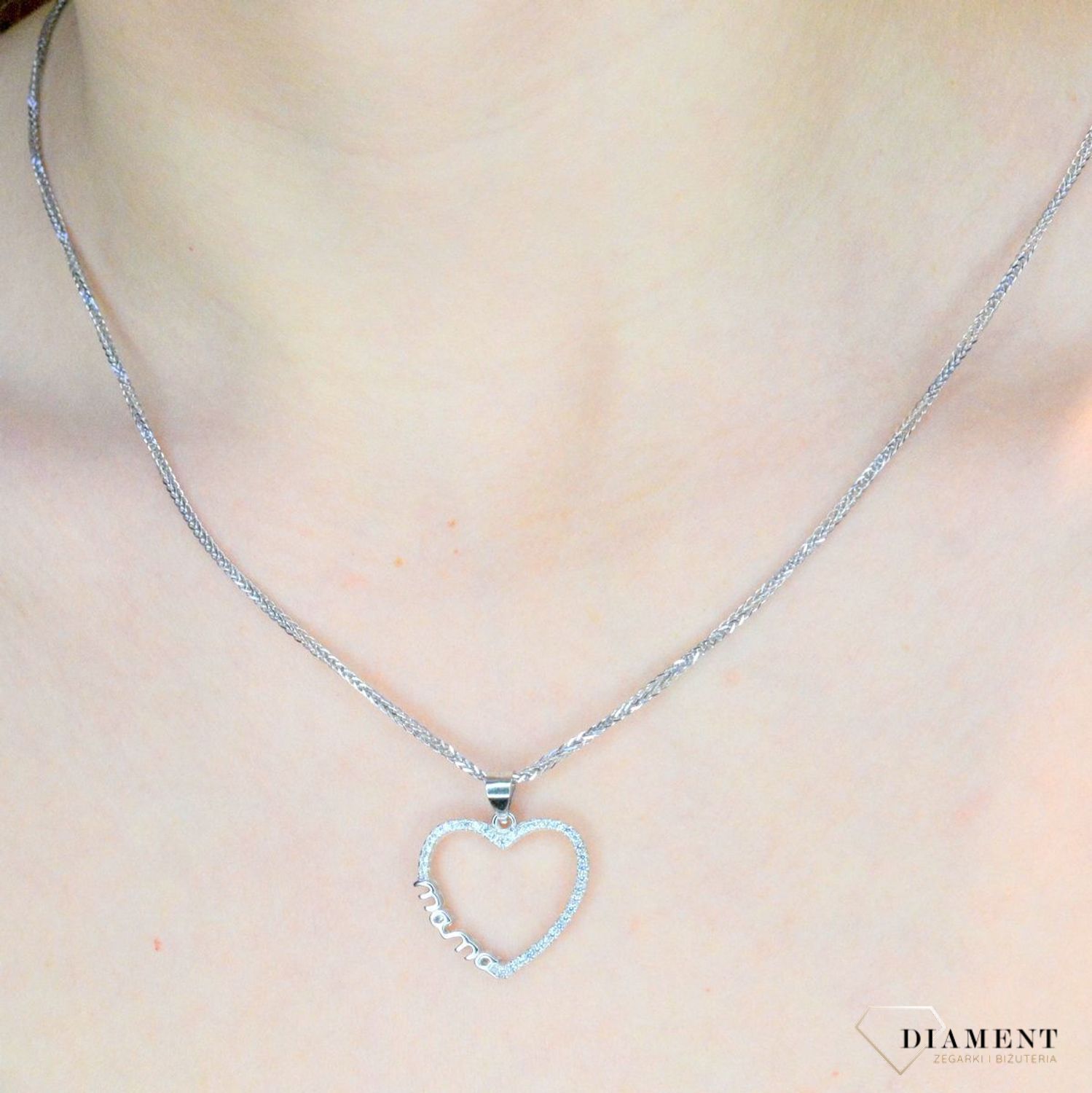 Zawieszka srebrna serduszko dla mamy DIA-ZAW-50192-925. Zawieszka w kształcie serduszka z cyrkoniami wykonana z najwyższej próby srebra. Srebrna zawieszka w kształcie serca z napisem 'mama' wykonana została w próby 925, a jej.jpg