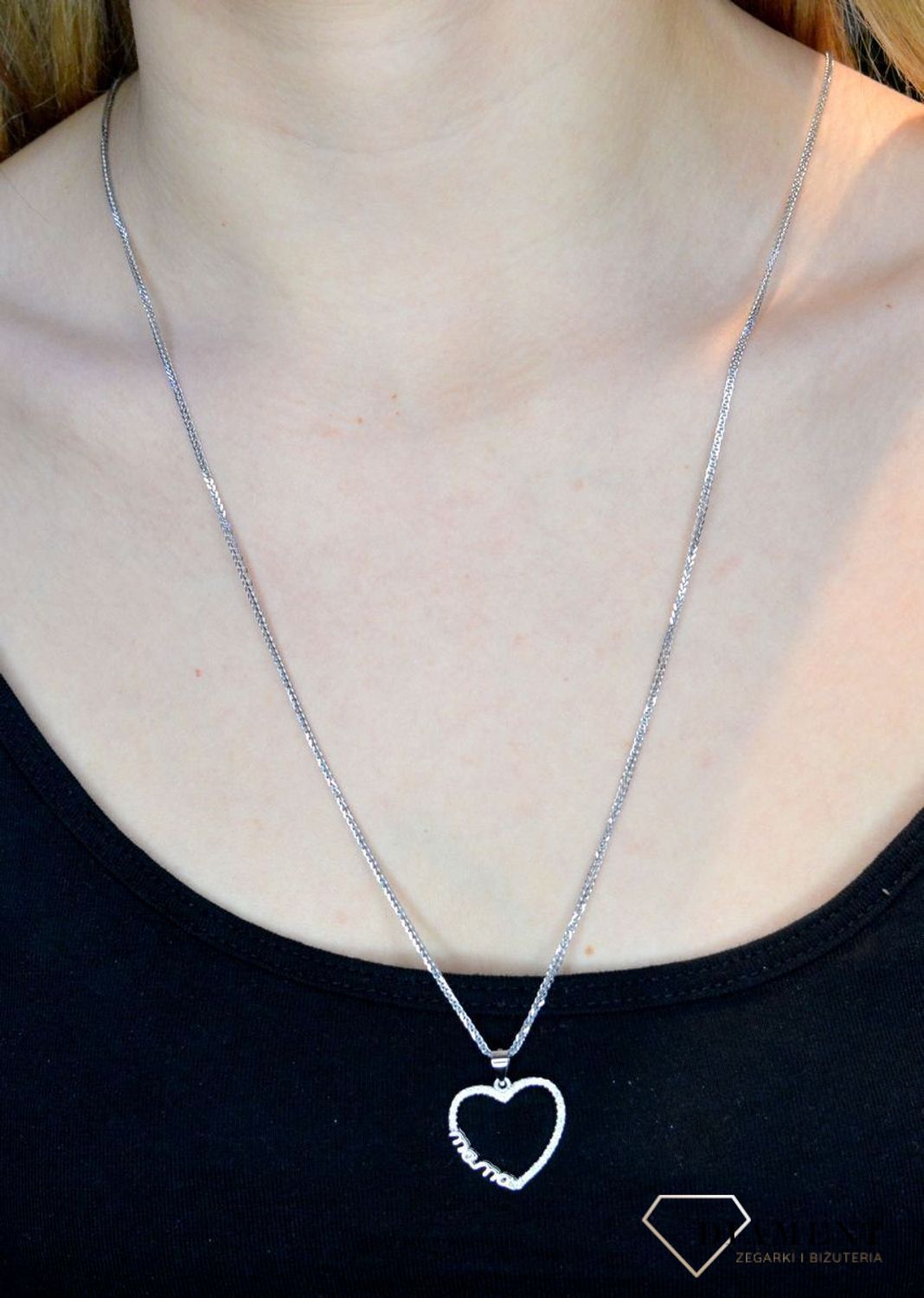 Zawieszka srebrna serduszko dla mamy DIA-ZAW-50192-925. Zawieszka w kształcie serduszka z cyrkoniami wykonana z najwyższej próby srebra. Srebrna zawieszka w kształcie serca z napisem 'mama' wykonana została w próby 925, a jej.jpg