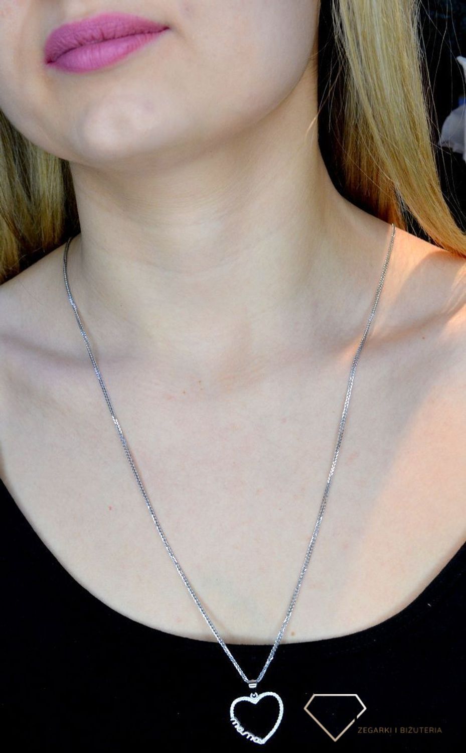 Zawieszka srebrna serduszko dla mamy DIA-ZAW-50192-925. Zawieszka w kształcie serduszka z cyrkoniami wykonana z najwyższej próby srebra. Srebrna zawieszka w kształcie serca z napisem 'mama' wykonana została w próby 925, a jej.jpg