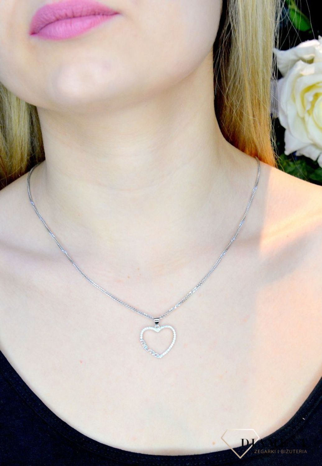Zawieszka srebrna serduszko dla mamy DIA-ZAW-50192-925. Zawieszka w kształcie serduszka z cyrkoniami wykonana z najwyższej próby srebra. Srebrna zawieszka w kształcie serca z napisem 'mama' wykonana została w próby 925, a jej.jpg