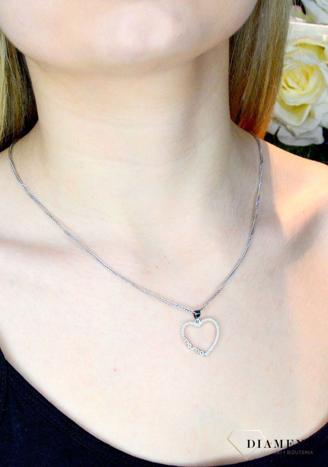 Zawieszka srebrna serduszko dla mamy DIA-ZAW-50192-925. Zawieszka w kształcie serduszka z cyrkoniami wykonana z najwyższej próby srebra. Srebrna zawieszka w kształcie serca z napisem 'mama' wykonana została w próby 925, a jej.jpg