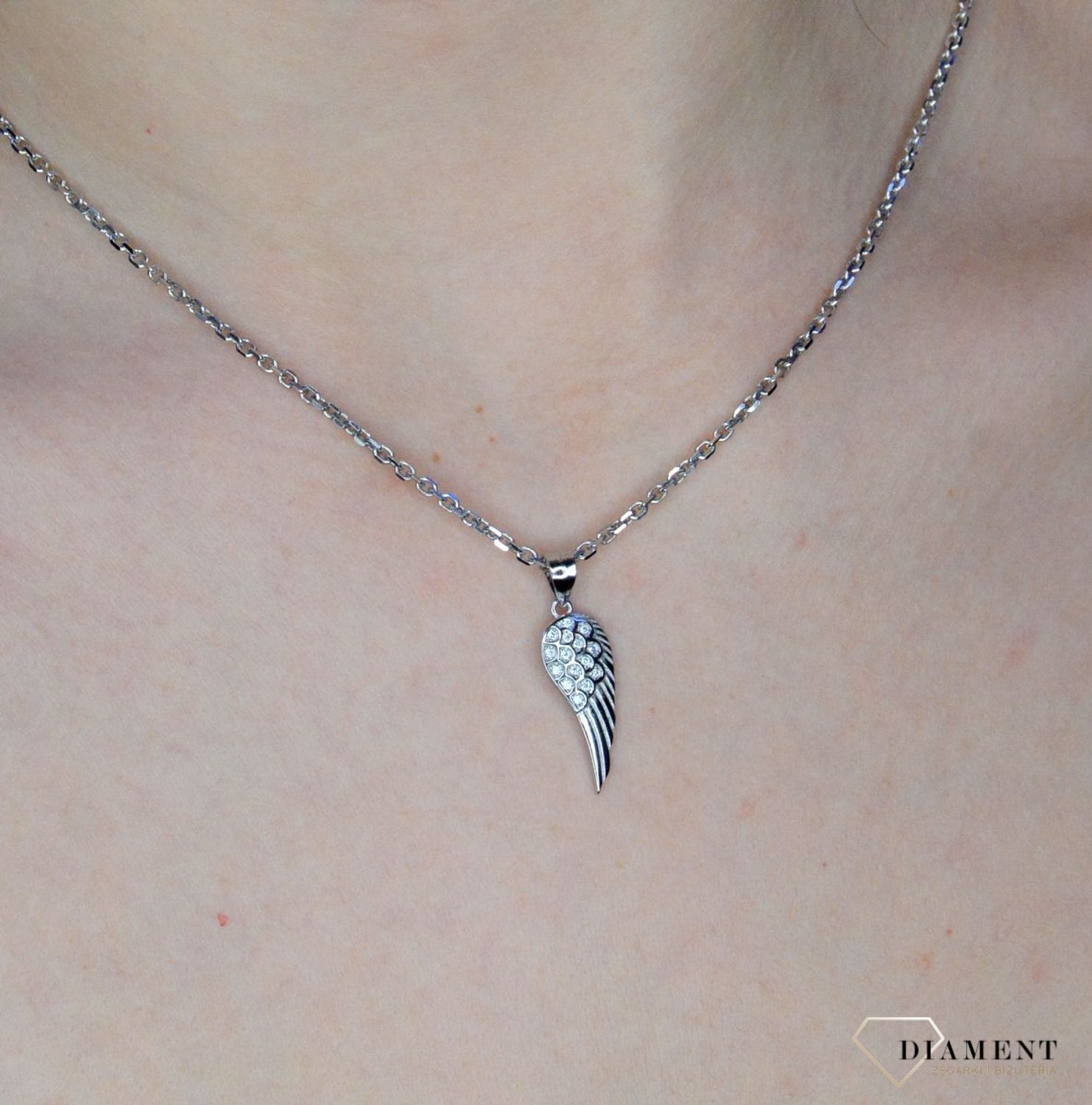 Srebrna zawieszka skrzydło z cyrkoniami DIA-ZAW-51734-925. Zawieszka charakteryzuję się niezwykłą precyzją wykonania. Srebro jest cenionym materiałem wśród jubilerów. Zawieszka została ukształtowana, na wzór skrzydła. Symbol s.jpg