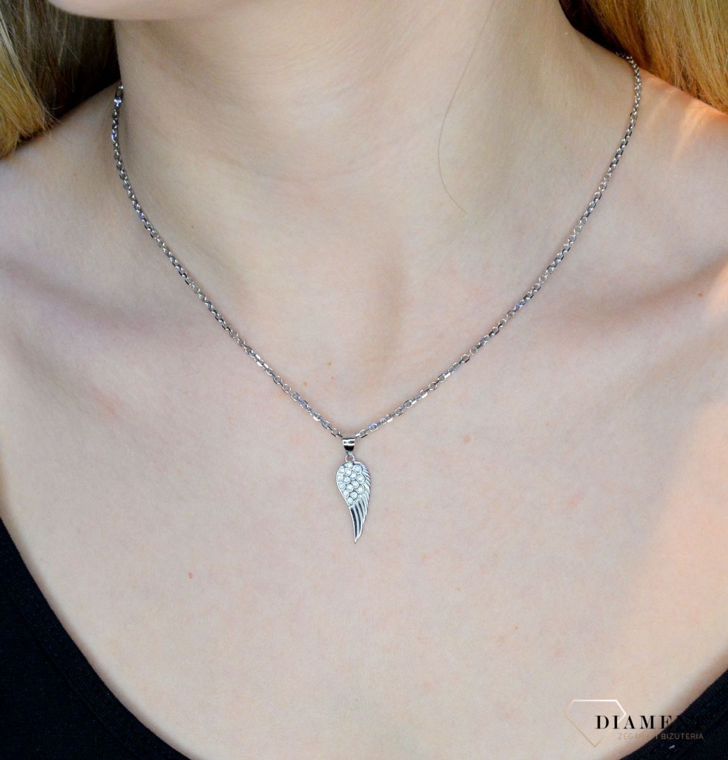 Srebrna zawieszka skrzydło z cyrkoniami DIA-ZAW-51734-925. Zawieszka charakteryzuję się niezwykłą precyzją wykonania. Srebro jest cenionym materiałem wśród jubilerów. Zawieszka została ukształtowana, na wzór skrzydła. Symbol s.jpg
