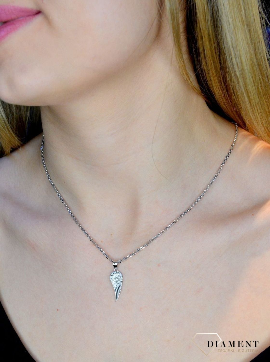 Srebrna zawieszka skrzydło z cyrkoniami DIA-ZAW-51734-925. Zawieszka charakteryzuję się niezwykłą precyzją wykonania. Srebro jest cenionym materiałem wśród jubilerów. Zawieszka została ukształtowana, na wzór skrzydła. Symbol s.jpg