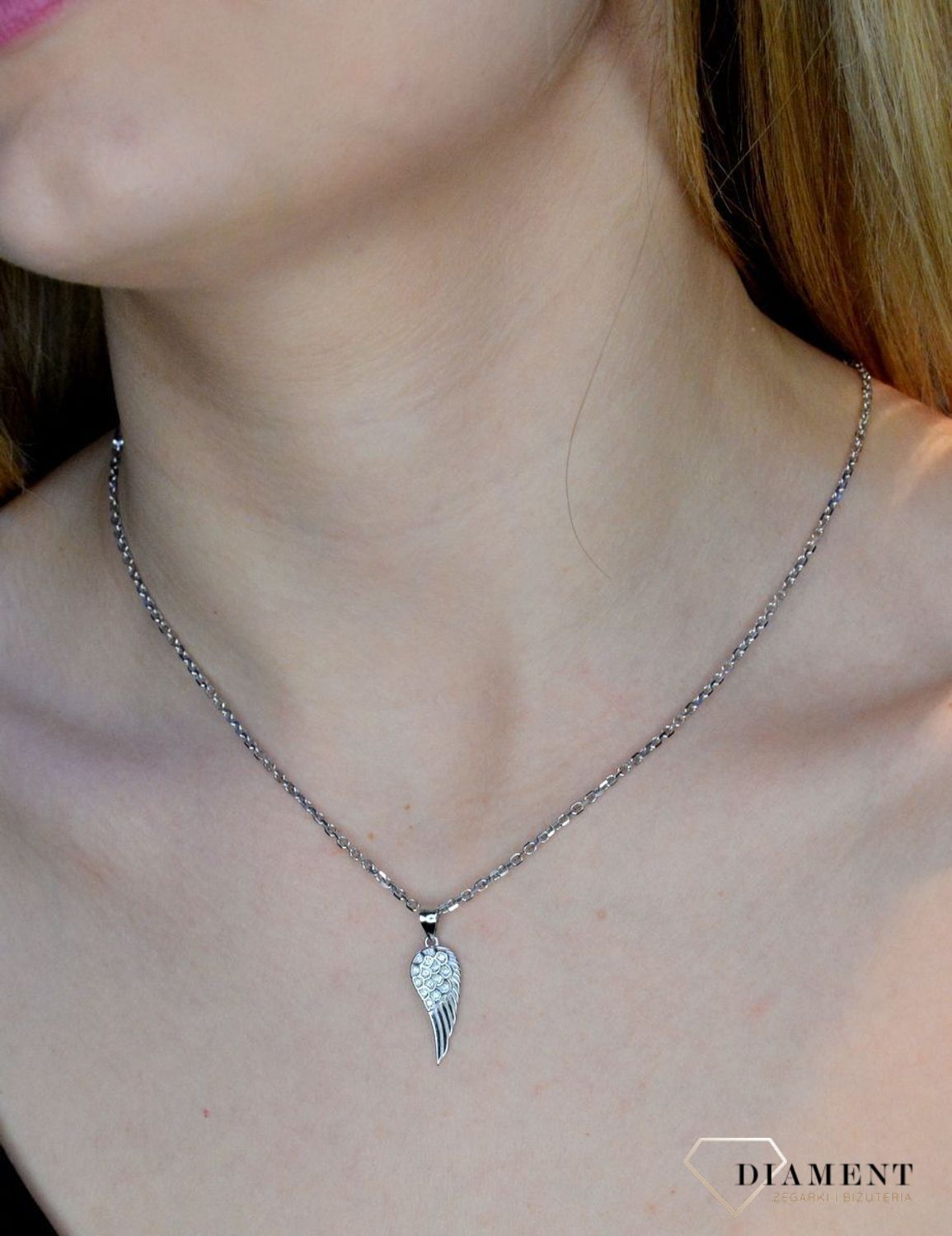 Srebrna zawieszka skrzydło z cyrkoniami DIA-ZAW-51734-925. Zawieszka charakteryzuję się niezwykłą precyzją wykonania. Srebro jest cenionym materiałem wśród jubilerów. Zawieszka została ukształtowana, na wzór skrzydła. Symbol s.jpg
