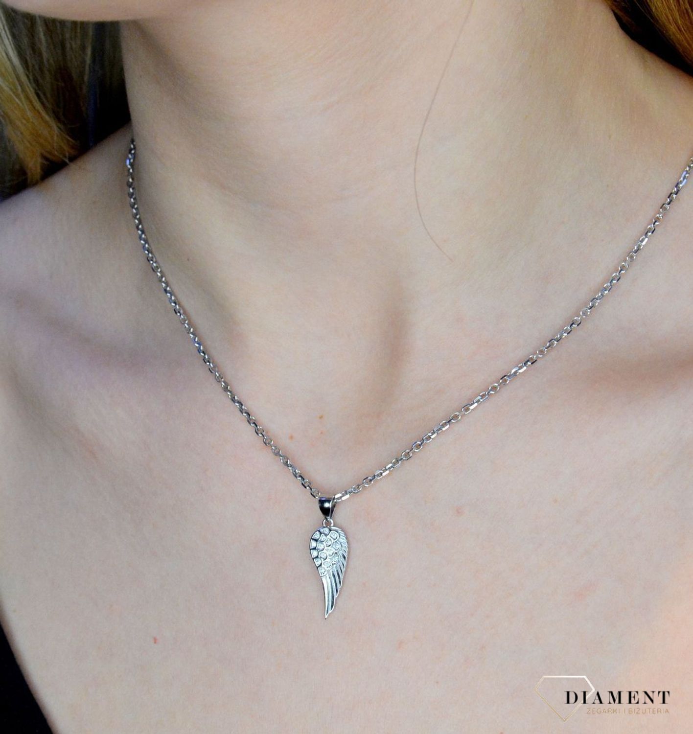 Srebrna zawieszka skrzydło z cyrkoniami DIA-ZAW-51734-925. Zawieszka charakteryzuję się niezwykłą precyzją wykonania. Srebro jest cenionym materiałem wśród jubilerów. Zawieszka została ukształtowana, na wzór skrzydła. Symbol s.jpg