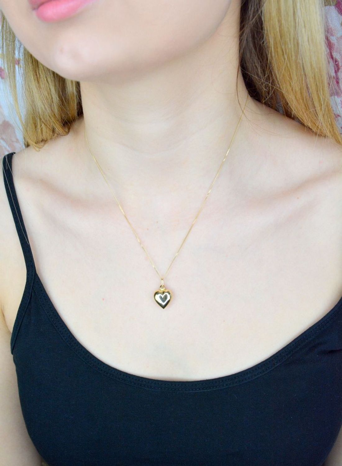 Piękna zawieszka w kształcie serca o gładkiej powierzchni. Zawieszkę wykonano ze złota próby 585 o wadze 1,30 gram. Do zawieszki można dobrać delikatny złoty łańcuszek, który można znaleźć w naszej ofercie (2).jpg