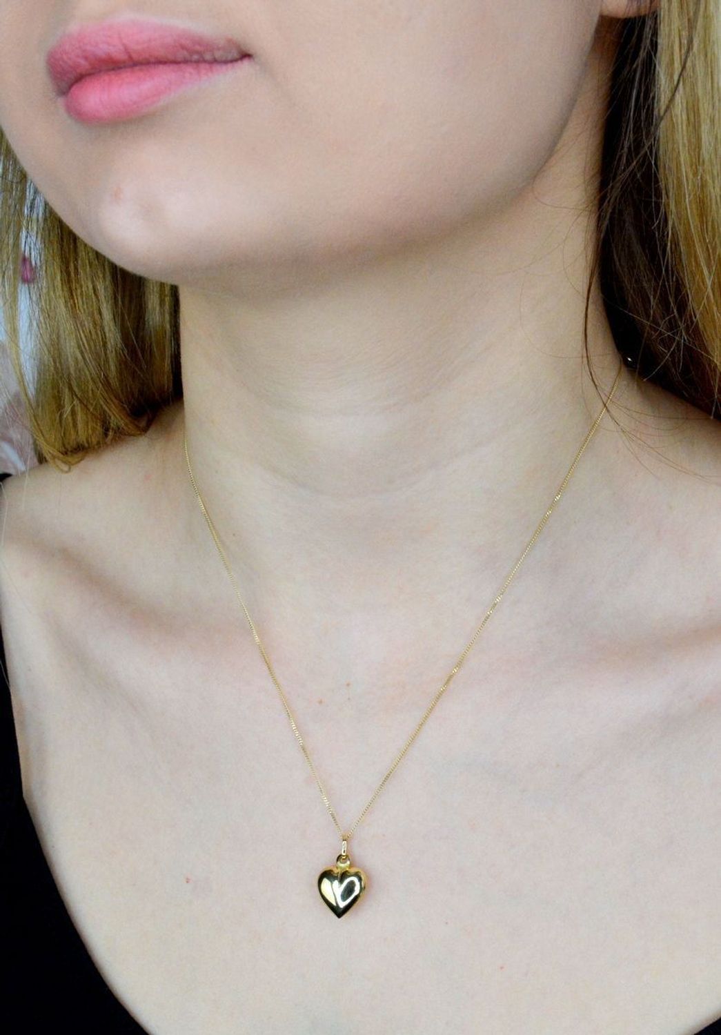 Piękna zawieszka w kształcie serca o gładkiej powierzchni. Zawieszkę wykonano ze złota próby 585 o wadze 1,30 gram. Do zawieszki można dobrać delikatny złoty łańcuszek, który można znaleźć w naszej ofercie (2).jpg