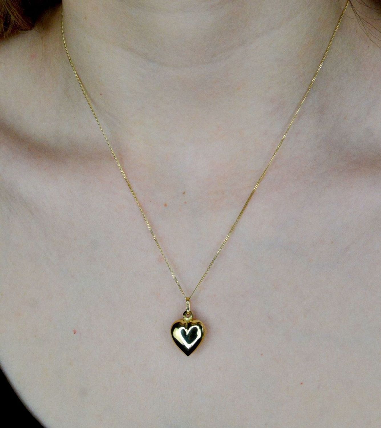 Piękna zawieszka w kształcie serca o gładkiej powierzchni. Zawieszkę wykonano ze złota próby 585 o wadze 1,30 gram. Do zawieszki można dobrać delikatny złoty łańcuszek, który można znaleźć w naszej ofercie (2).jpg