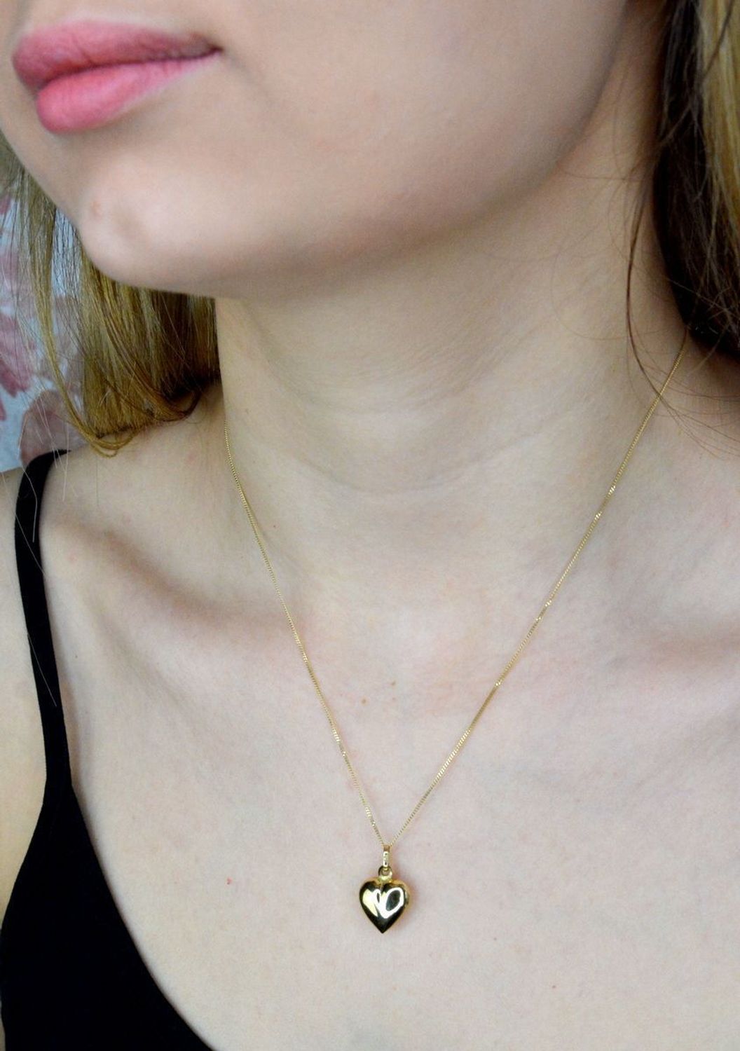 Piękna zawieszka w kształcie serca o gładkiej powierzchni. Zawieszkę wykonano ze złota próby 585 o wadze 1,30 gram. Do zawieszki można dobrać delikatny złoty łańcuszek, który można znaleźć w naszej ofercie (2).jpg