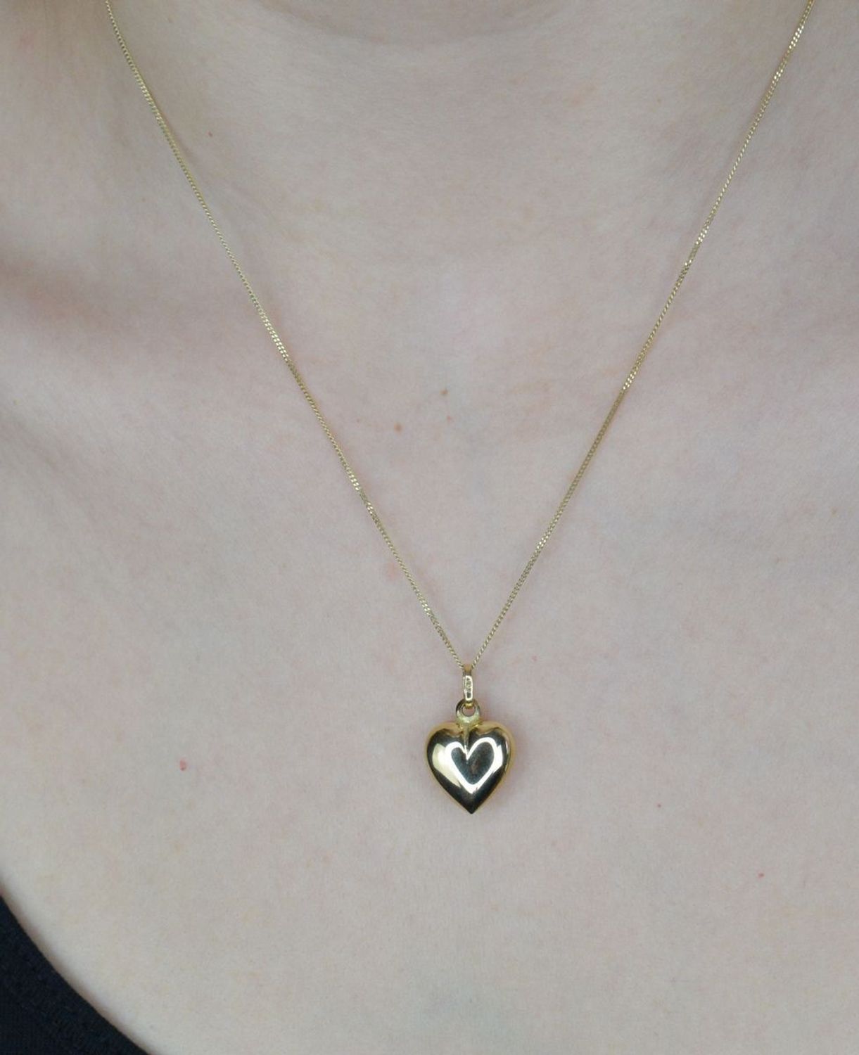 Piękna zawieszka w kształcie serca o gładkiej powierzchni. Zawieszkę wykonano ze złota próby 585 o wadze 1,30 gram. Do zawieszki można dobrać delikatny złoty łańcuszek, który można znaleźć w naszej ofercie (2).jpg