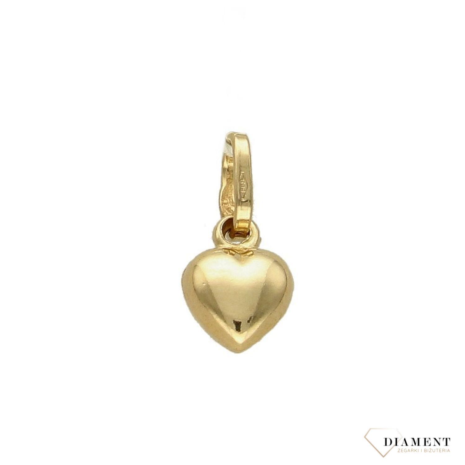 Piękna zawieszka w kształcie serca o gładkiej powierzchni. Zawieszkę wykonano ze złota próby 585 o wadze 0,48 gram. Do zawieszki można dobrać delikatny złoty łańcuszek, który można znaleźć w naszej ofercie..jpg