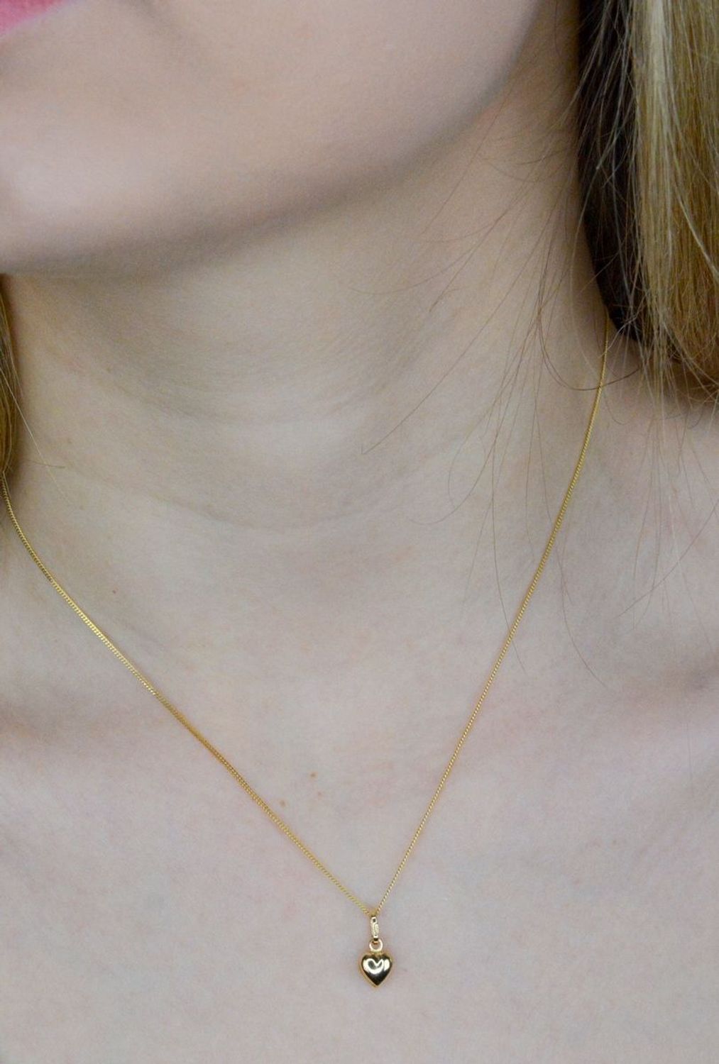 Piękna zawieszka w kształcie serca o gładkiej powierzchni. Zawieszkę wykonano ze złota próby 585 o wadze 0,48 gram. Do zawieszki można dobrać delikatny złoty łańcuszek, który można znaleźć w naszej ofercie..jpg