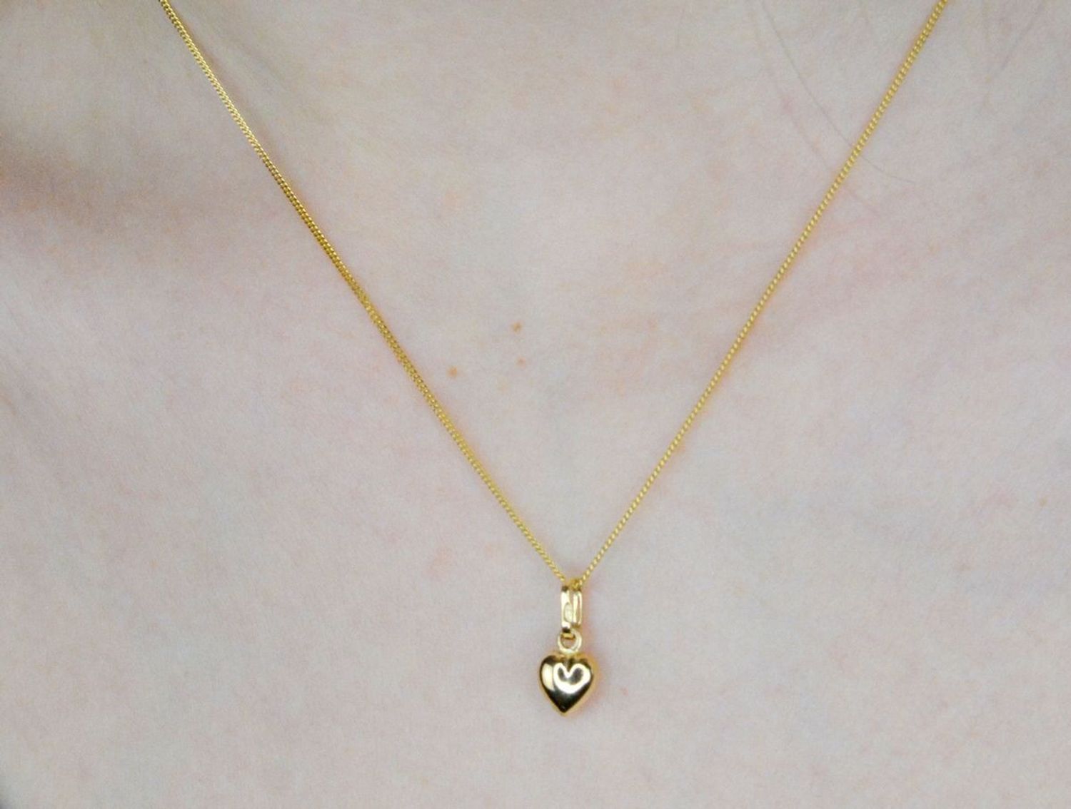 Piękna zawieszka w kształcie serca o gładkiej powierzchni. Zawieszkę wykonano ze złota próby 585 o wadze 0,48 gram. Do zawieszki można dobrać delikatny złoty łańcuszek, który można znaleźć w naszej ofercie..jpg