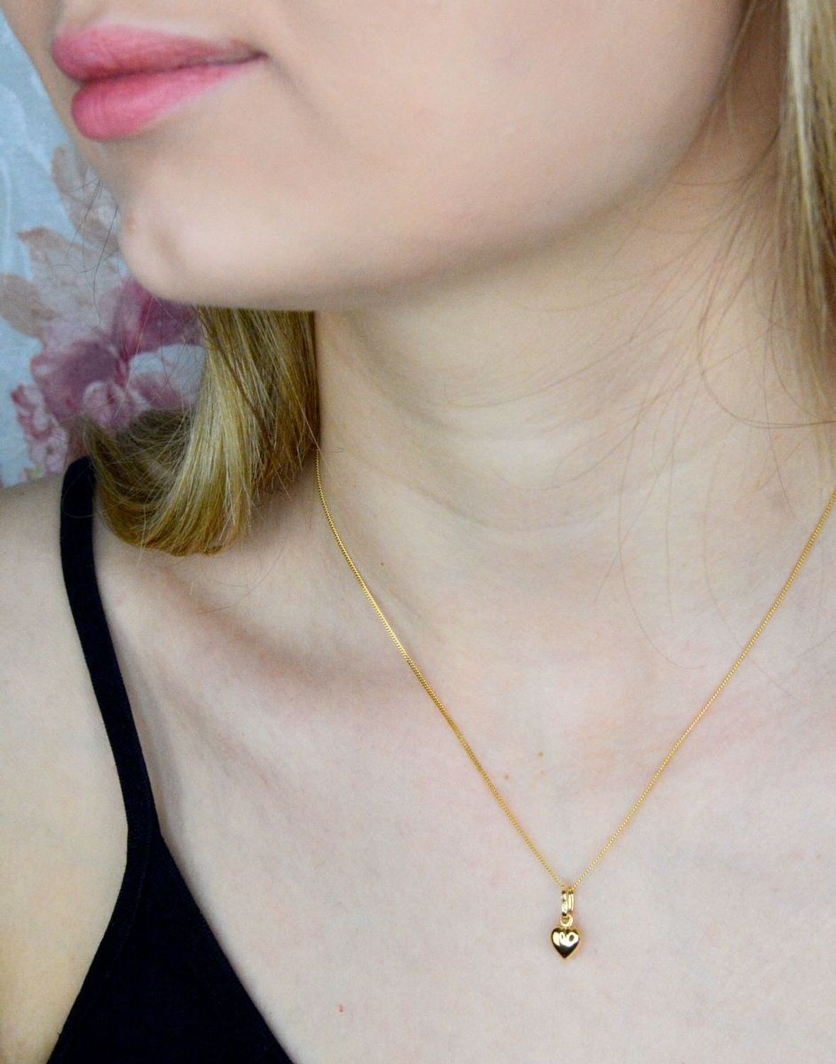 Piękna zawieszka w kształcie serca o gładkiej powierzchni. Zawieszkę wykonano ze złota próby 585 o wadze 0,48 gram. Do zawieszki można dobrać delikatny złoty łańcuszek, który można znaleźć w naszej ofercie..jpg