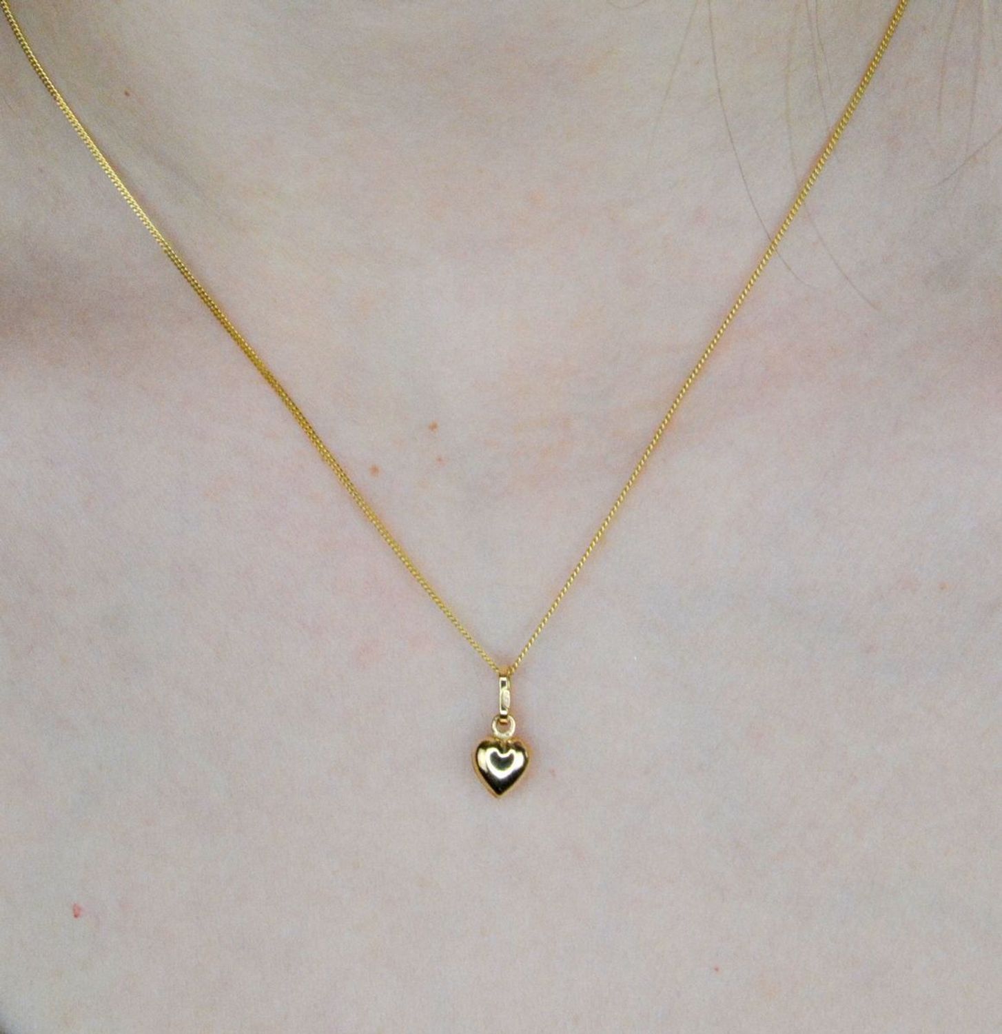 Piękna zawieszka w kształcie serca o gładkiej powierzchni. Zawieszkę wykonano ze złota próby 585 o wadze 0,48 gram. Do zawieszki można dobrać delikatny złoty łańcuszek, który można znaleźć w naszej ofercie..jpg