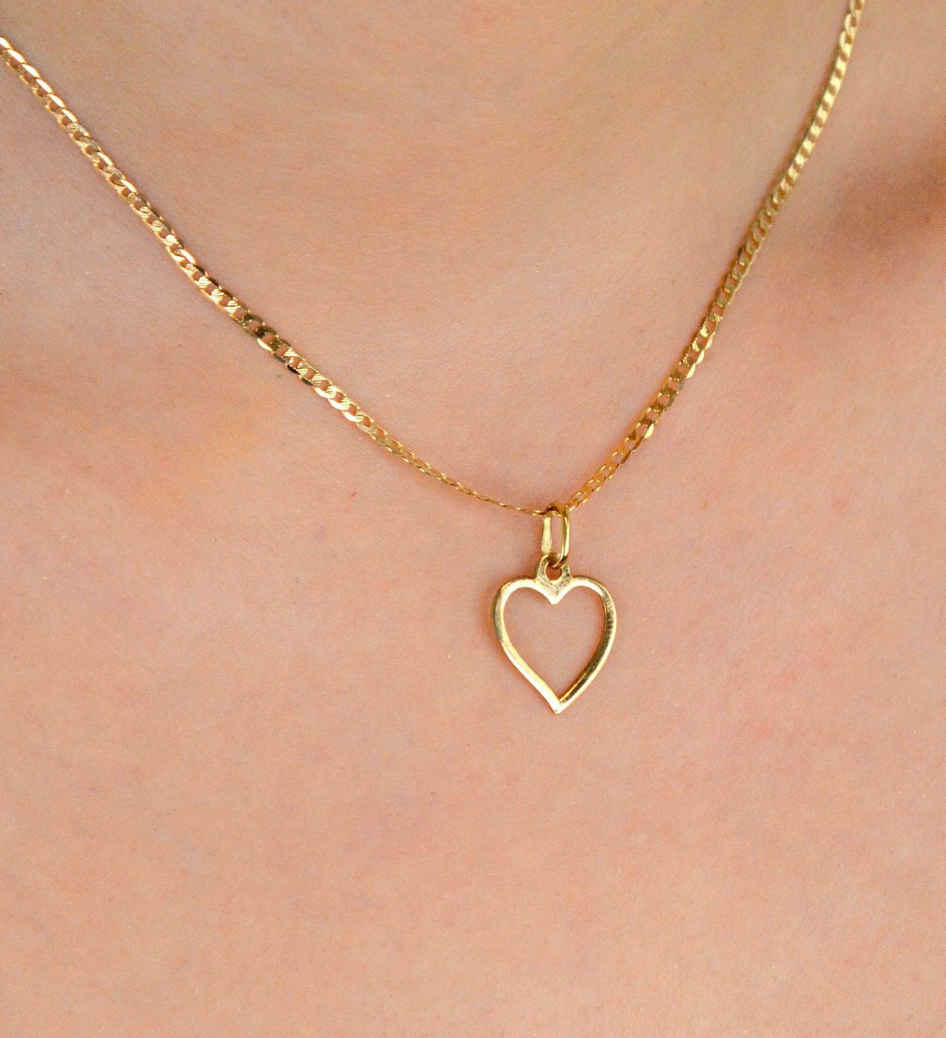 Piękna zawieszka w kształcie serca grawerowana. Zawieszkę wykonano ze złota próby 585 o wadze 0,50 gram. Do zawieszki można dobrać delikatny złoty łańcuszek, który można znaleźć w naszej ofercie..jpg
