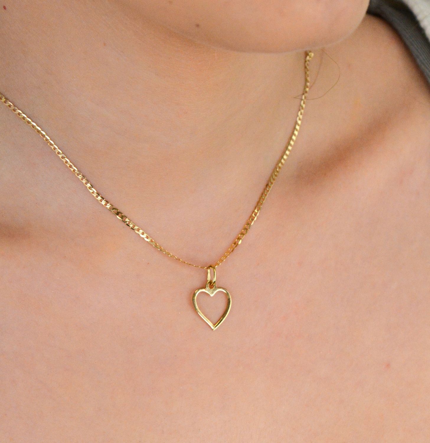 Piękna zawieszka w kształcie serca grawerowana. Zawieszkę wykonano ze złota próby 585 o wadze 0,50 gram. Do zawieszki można dobrać delikatny złoty łańcuszek, który można znaleźć w naszej ofercie..jpg