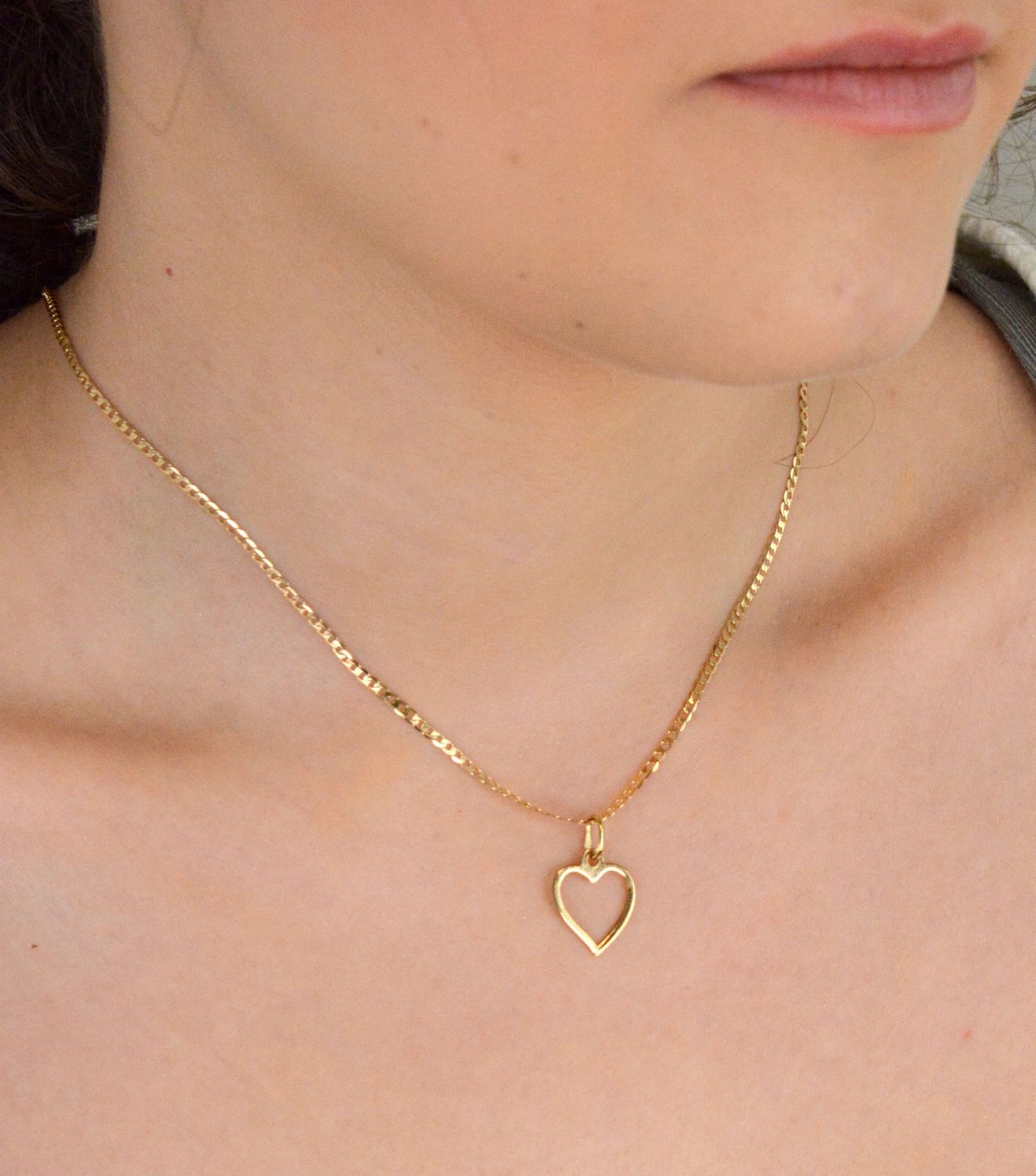 Piękna zawieszka w kształcie serca grawerowana. Zawieszkę wykonano ze złota próby 585 o wadze 0,50 gram. Do zawieszki można dobrać delikatny złoty łańcuszek, który można znaleźć w naszej ofercie..jpg