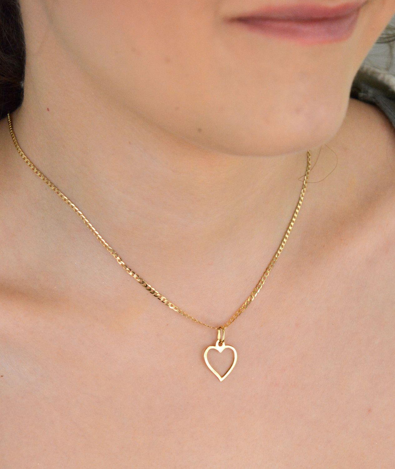 Piękna zawieszka w kształcie serca grawerowana. Zawieszkę wykonano ze złota próby 585 o wadze 0,50 gram. Do zawieszki można dobrać delikatny złoty łańcuszek, który można znaleźć w naszej ofercie..jpg