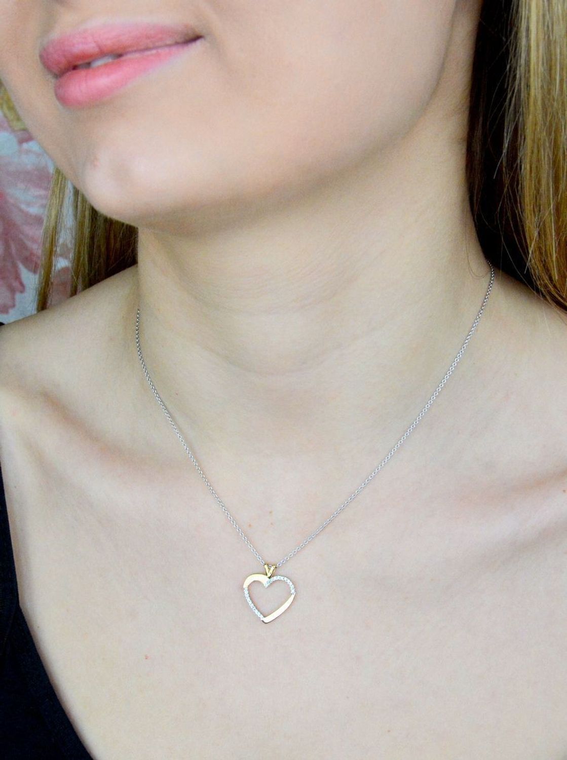 Piękna zawieszka w kształcie serca z dodatkiem cyrkonii. Zawieszkę wykonano ze złota próby 585 o wadze 0,87 gram. Do zawieszki można dobrać delikatny złoty łańcuszek, który można znaleźć w naszej ofercie..jpg