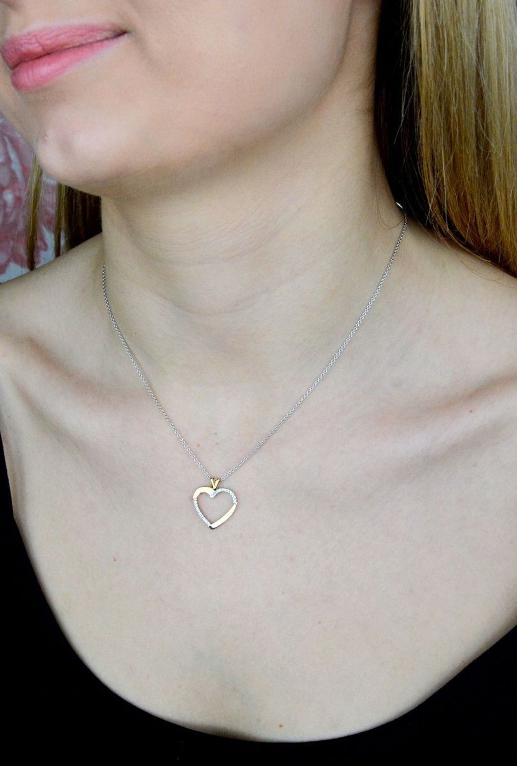 Piękna zawieszka w kształcie serca z dodatkiem cyrkonii. Zawieszkę wykonano ze złota próby 585 o wadze 0,87 gram. Do zawieszki można dobrać delikatny złoty łańcuszek, który można znaleźć w naszej ofercie..jpg