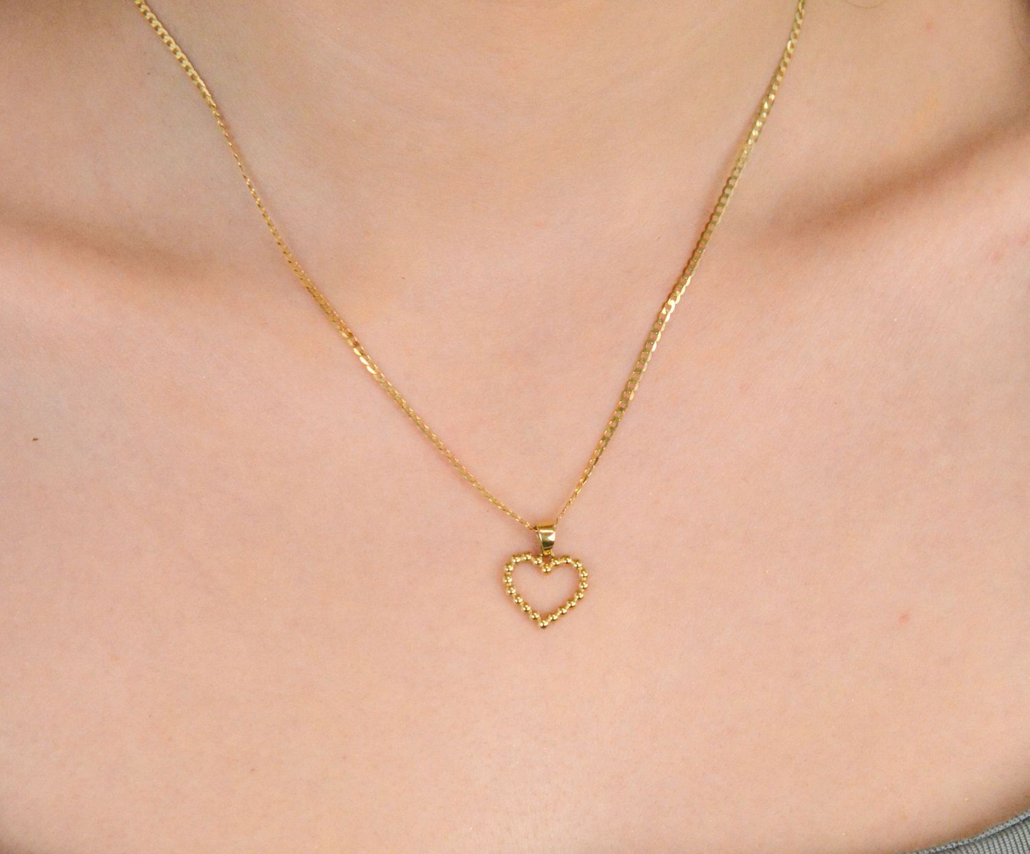 Złota zawieszka w kształcie serca z delikatnych kuleczek. Elegancki wisiorek wykonany z najwyższej jakości 14 –karatowego żółtego złota. Ta unikalna biżuteria, która zachwyci każdą kobietę..jpg