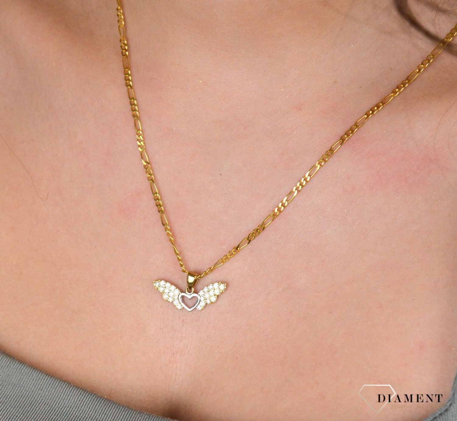 Złota zawieszka w kształcie serca z skrzydłami ozdobiona cyrkonią. Elegancki wisiorek wykonany z najwyższej jakości 14 –karatowego żółtego złota. Ta unikalna biżuteria..jpg