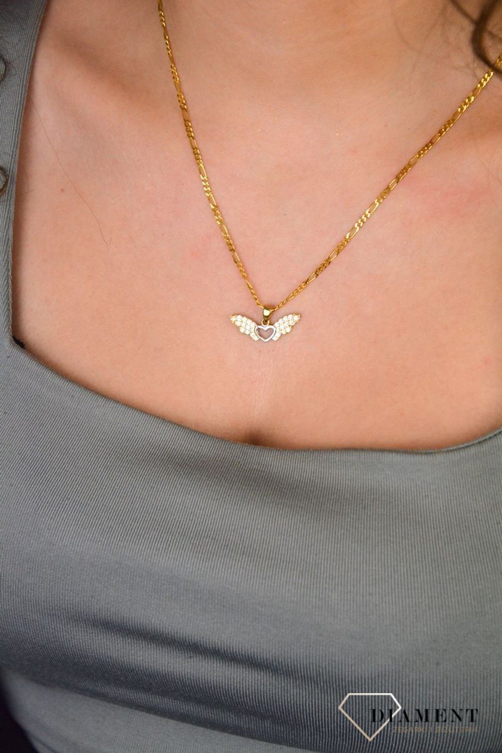 Złota zawieszka w kształcie serca z skrzydłami ozdobiona cyrkonią. Elegancki wisiorek wykonany z najwyższej jakości 14 –karatowego żółtego złota. Ta unikalna biżuteria..jpg