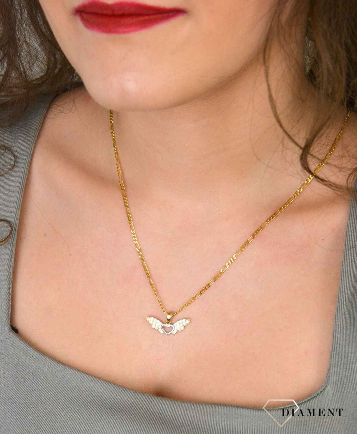 Złota zawieszka w kształcie serca z skrzydłami ozdobiona cyrkonią. Elegancki wisiorek wykonany z najwyższej jakości 14 –karatowego żółtego złota. Ta unikalna biżuteria..jpg