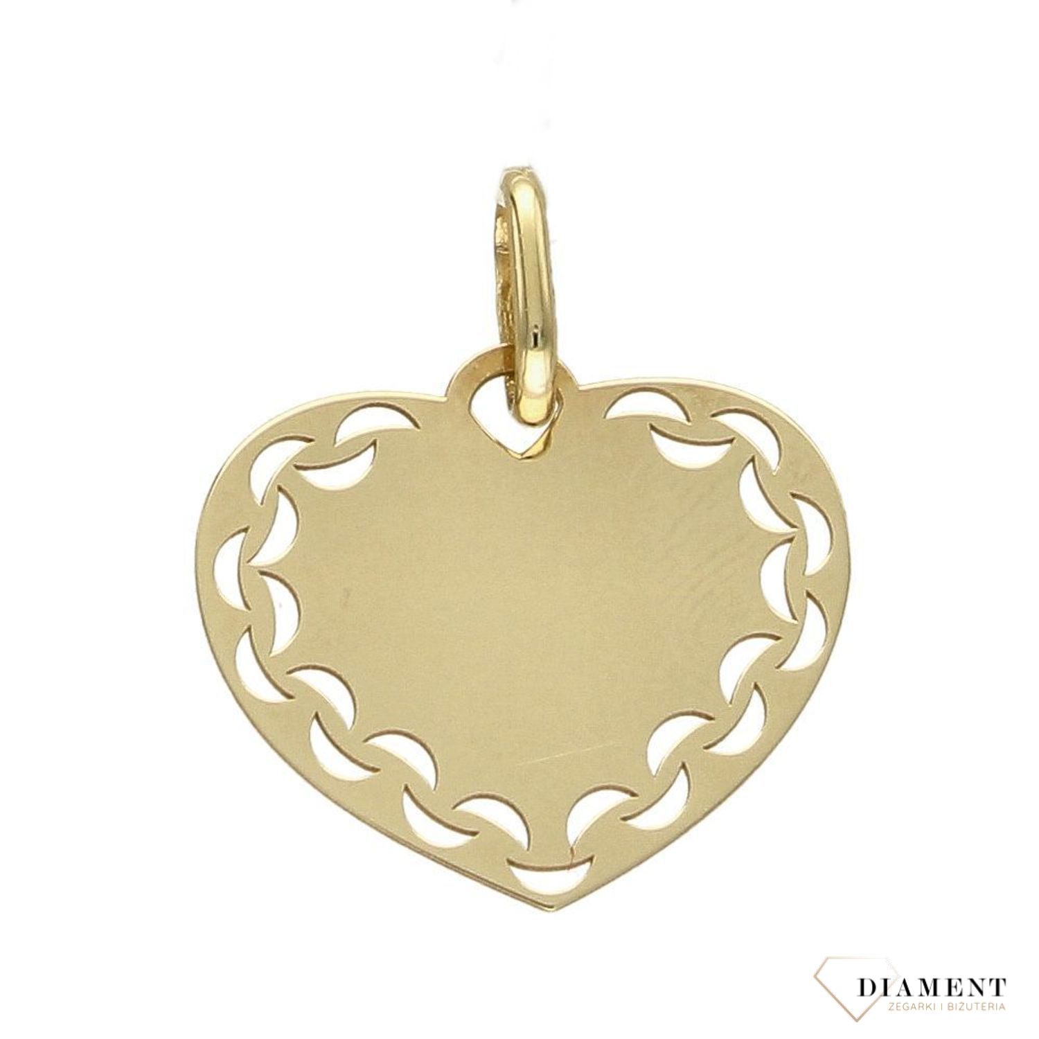 Złota zawieszka w kształcie grawerowanego serca z ozdobnym wzorem. Elegancki wisiorek wykonany z najwyższej jakości 14 –karatowego żółtego złota. Ta unikalna biżuteria, która zachwyci każdą kobietę..jpg