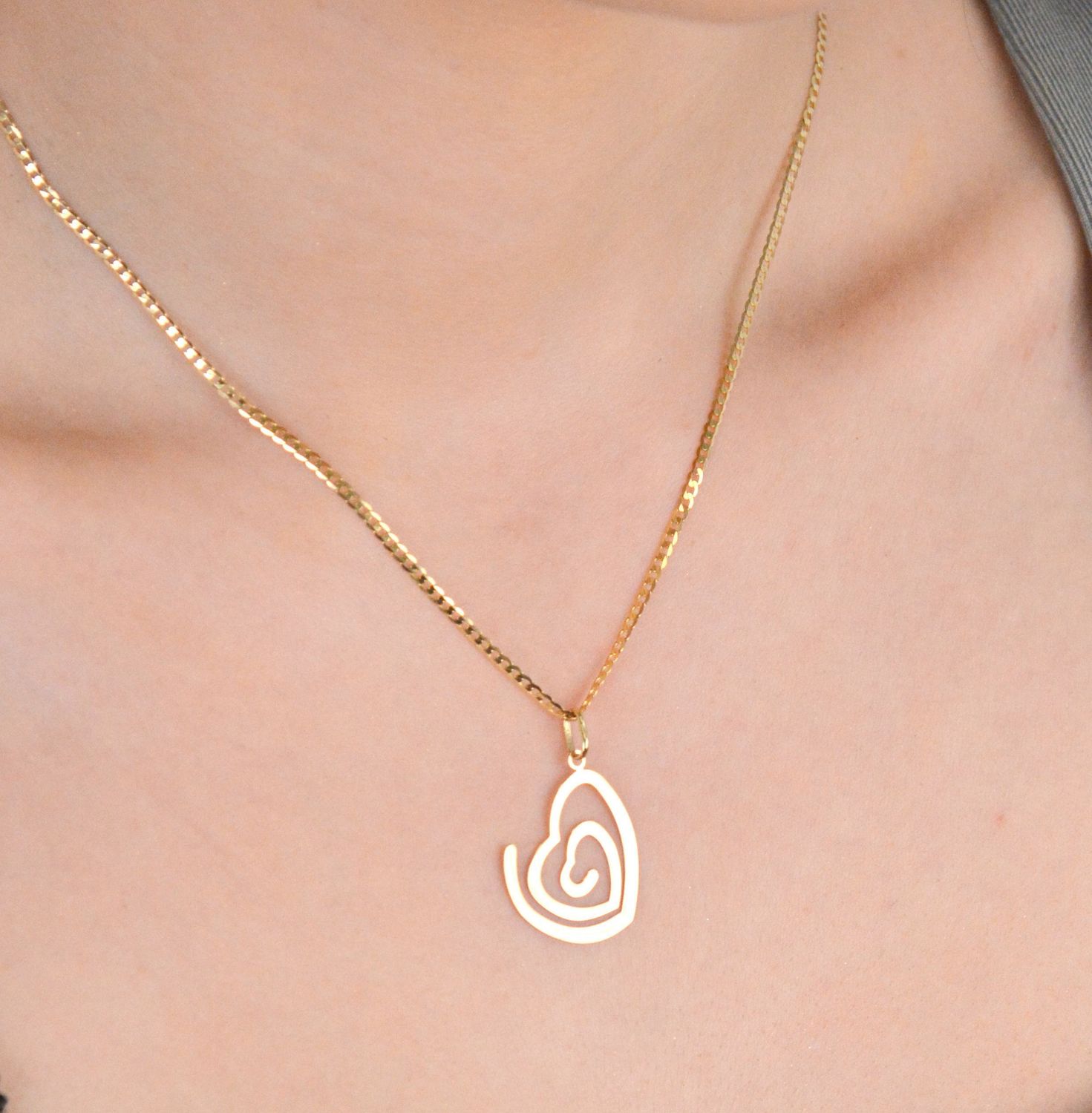 Złota zawieszka serce w kształcie spirali. Elegancki wisiorek wykonany z najwyższej jakości 14 –karatowego żółtego złota. Ta unikalna biżuteria, która zachwyci każdą kobietę..jpg